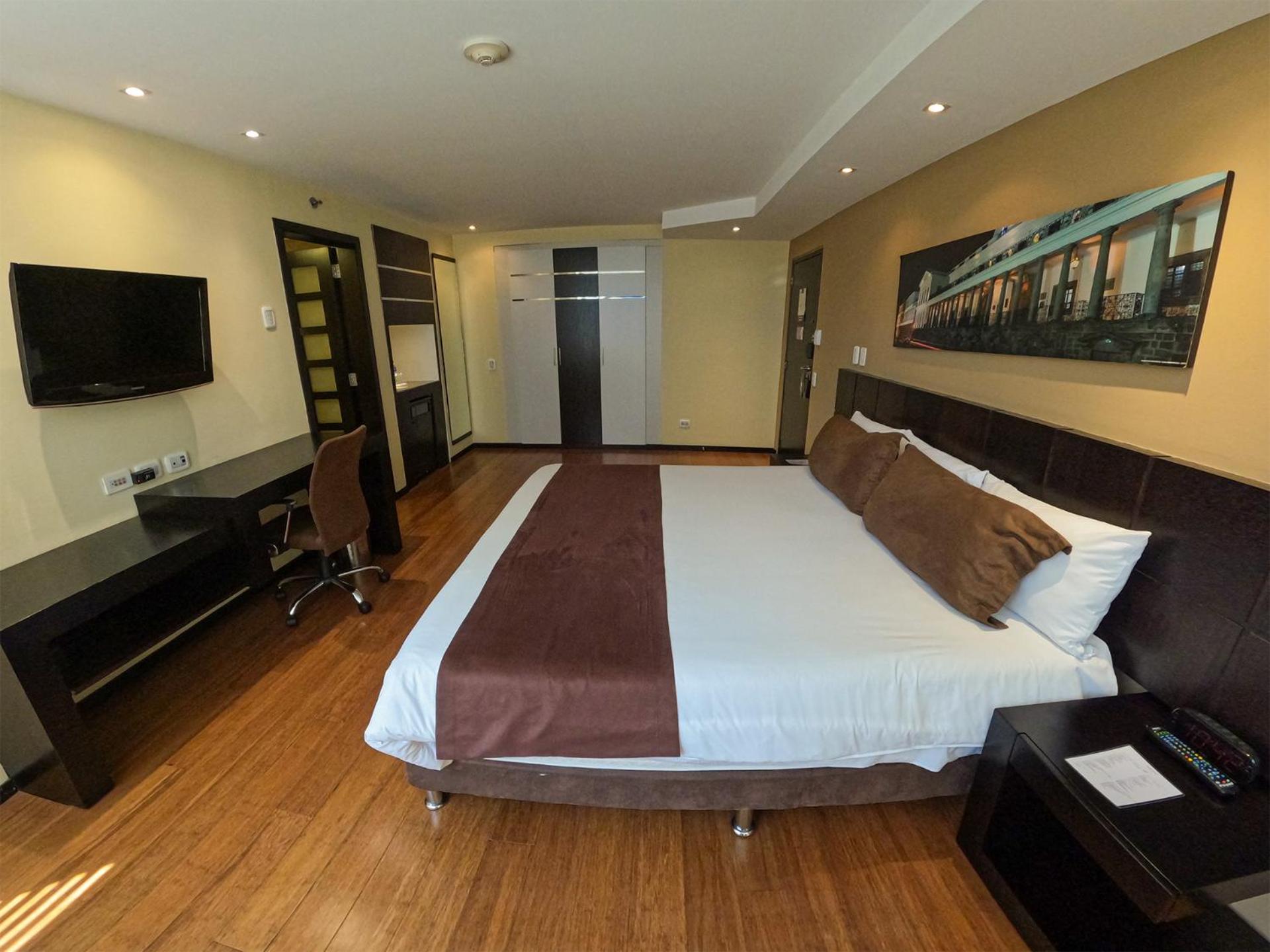Deluxe King Room - Photo 14
