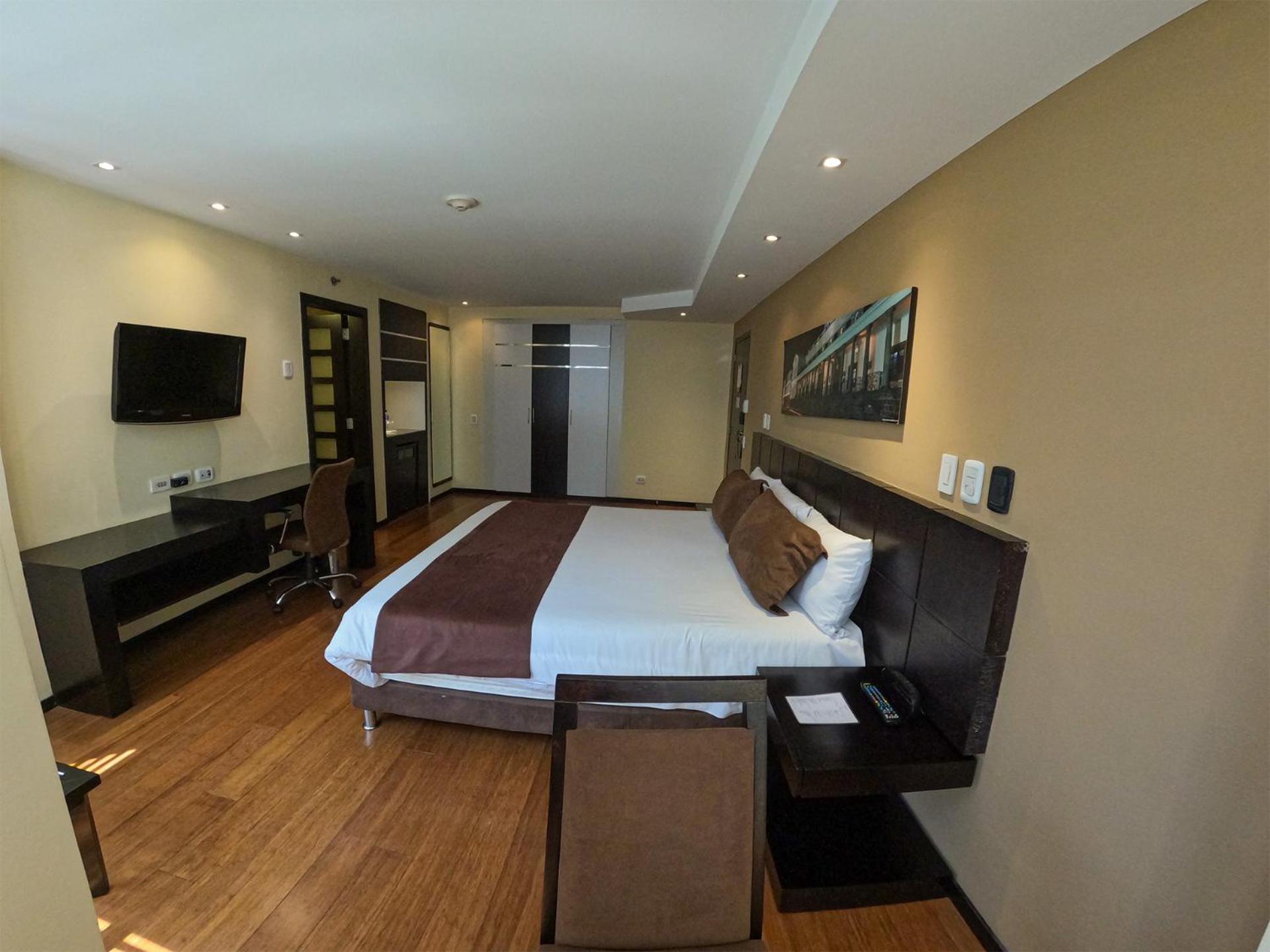 Deluxe King Room - Photo 13