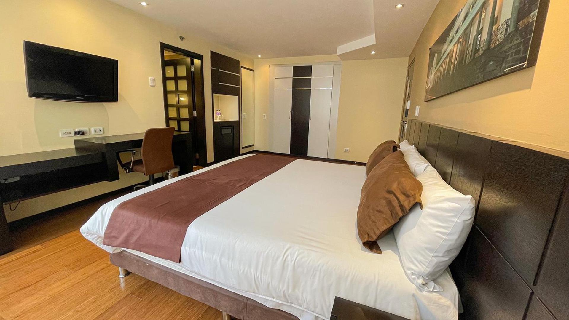 Deluxe King Room - Photo 23
