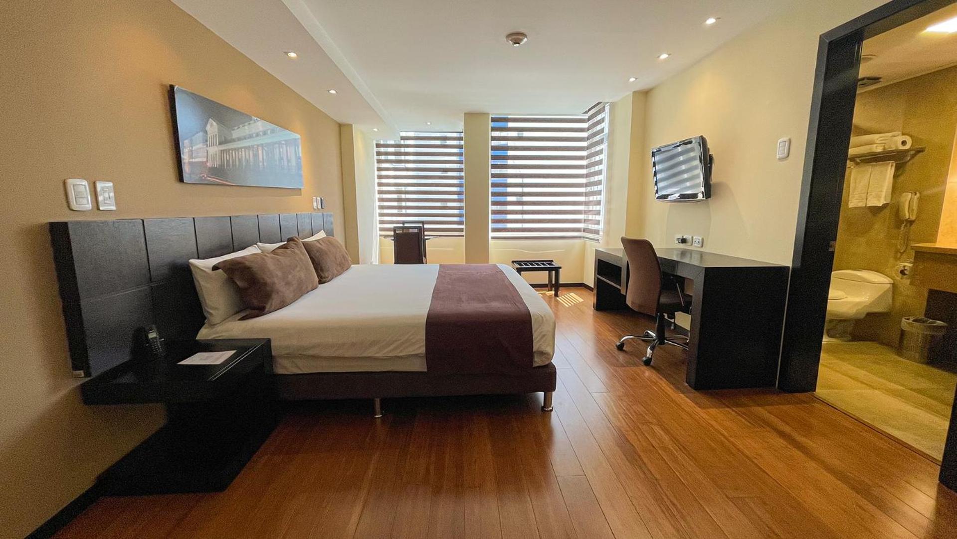 Deluxe King Room - Photo 11