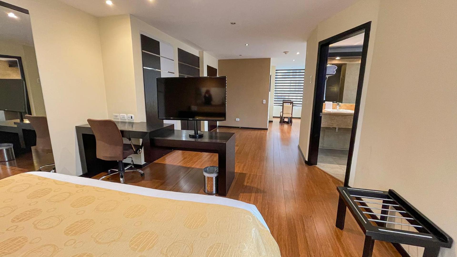 Deluxe King Suite - Photo 10