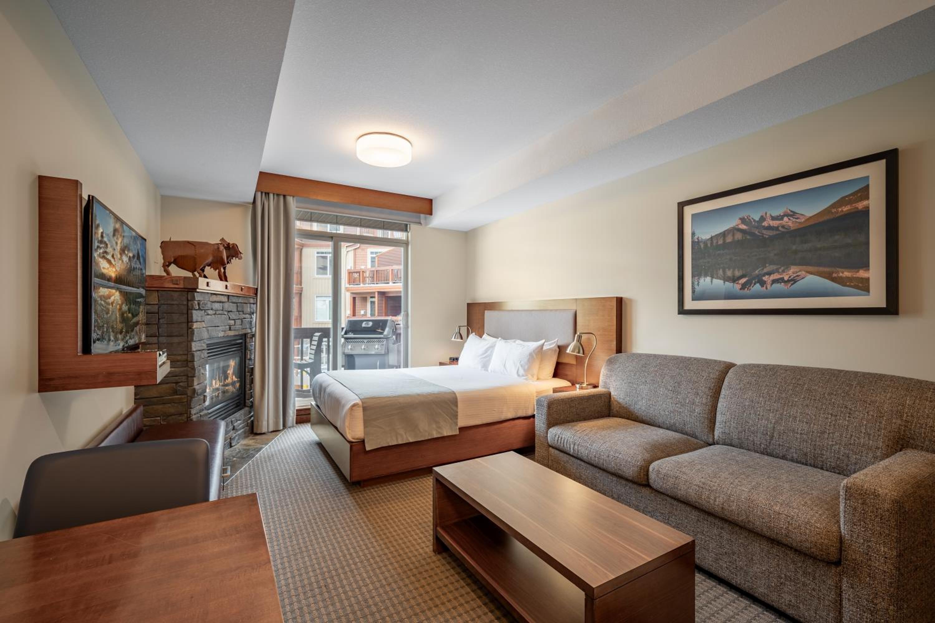 Deluxe Queen Room with Sofa Bed photo 2