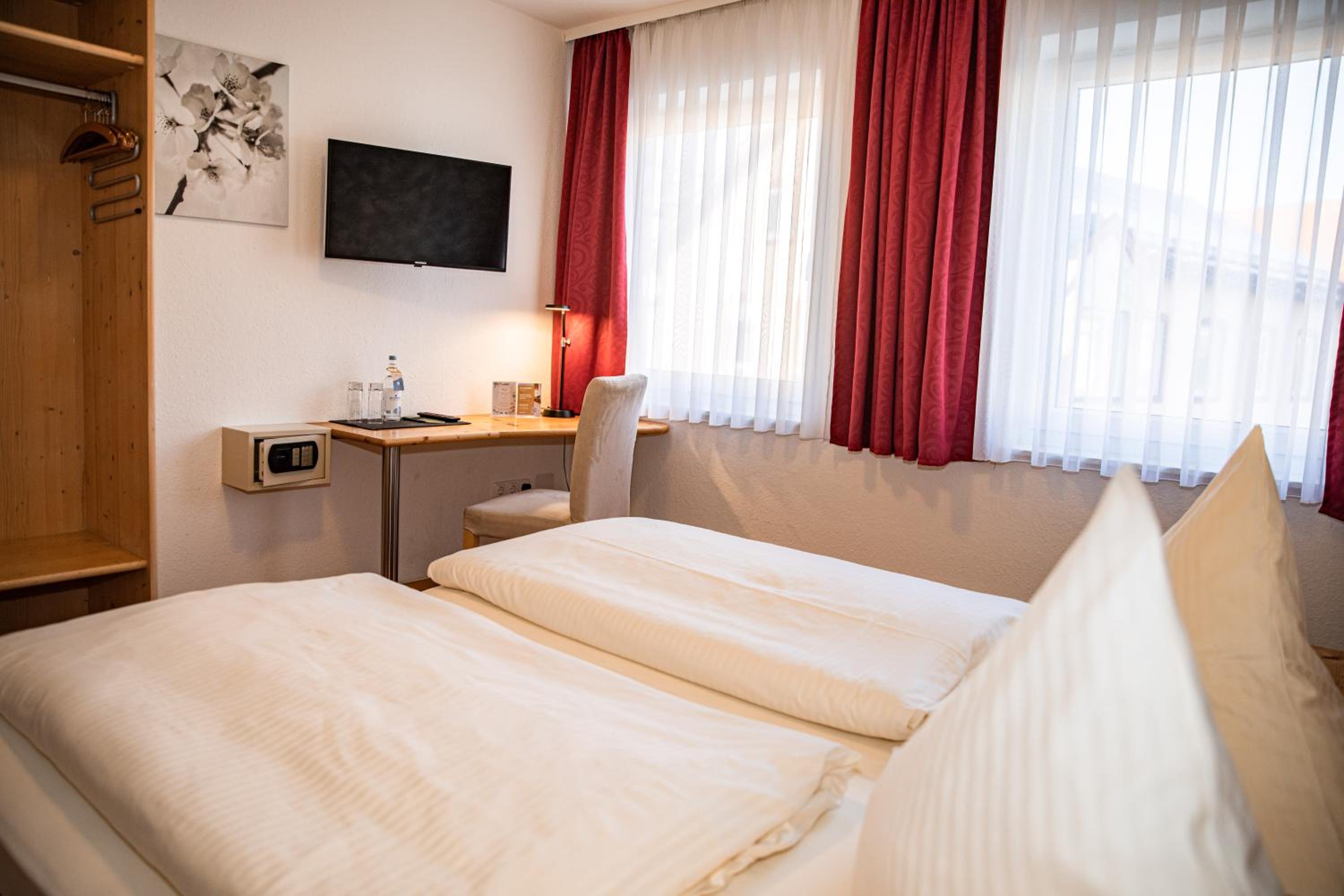 Small Double Room - Photo 1