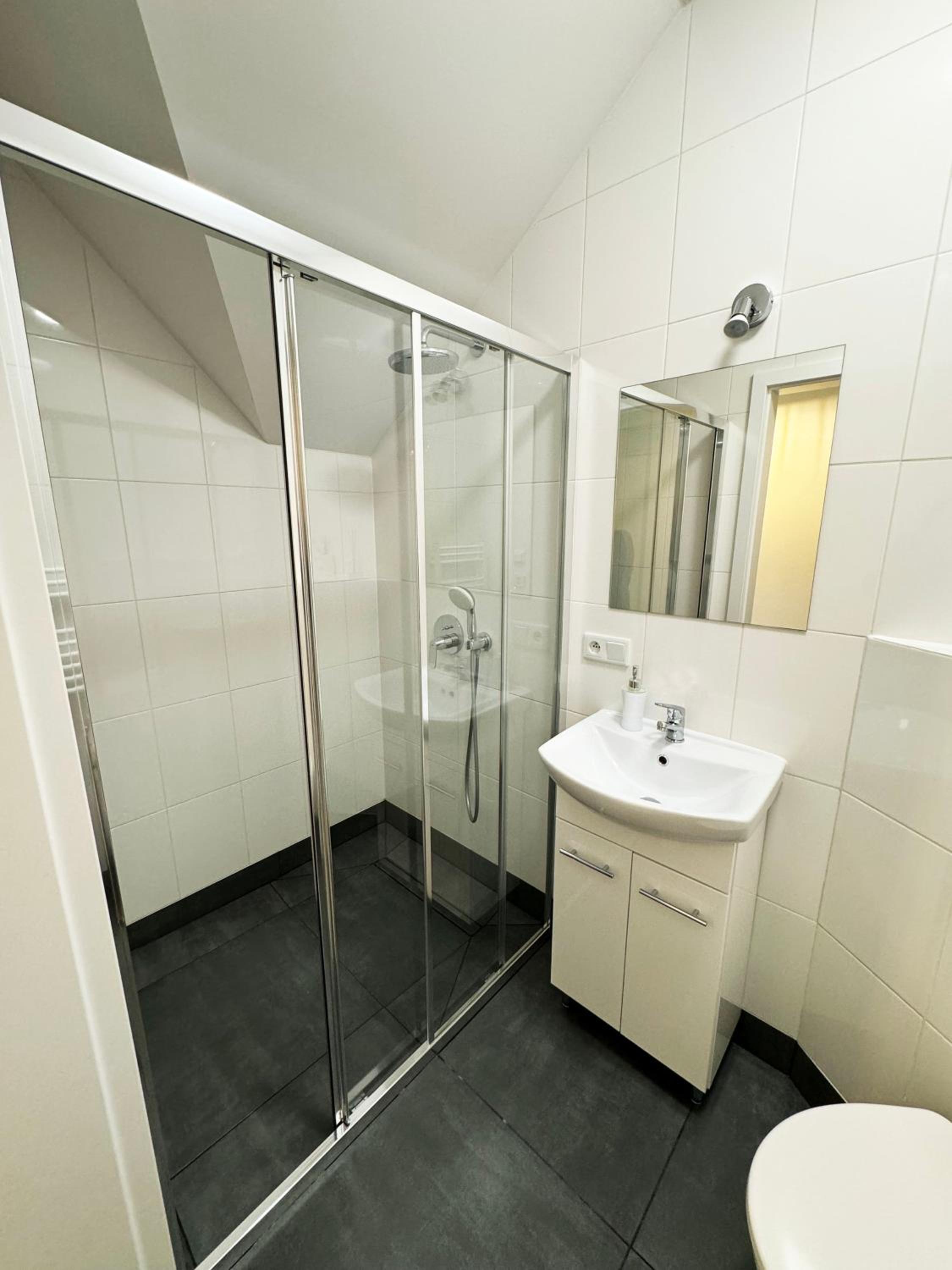 Twin Room with Private Bathroom photo 3