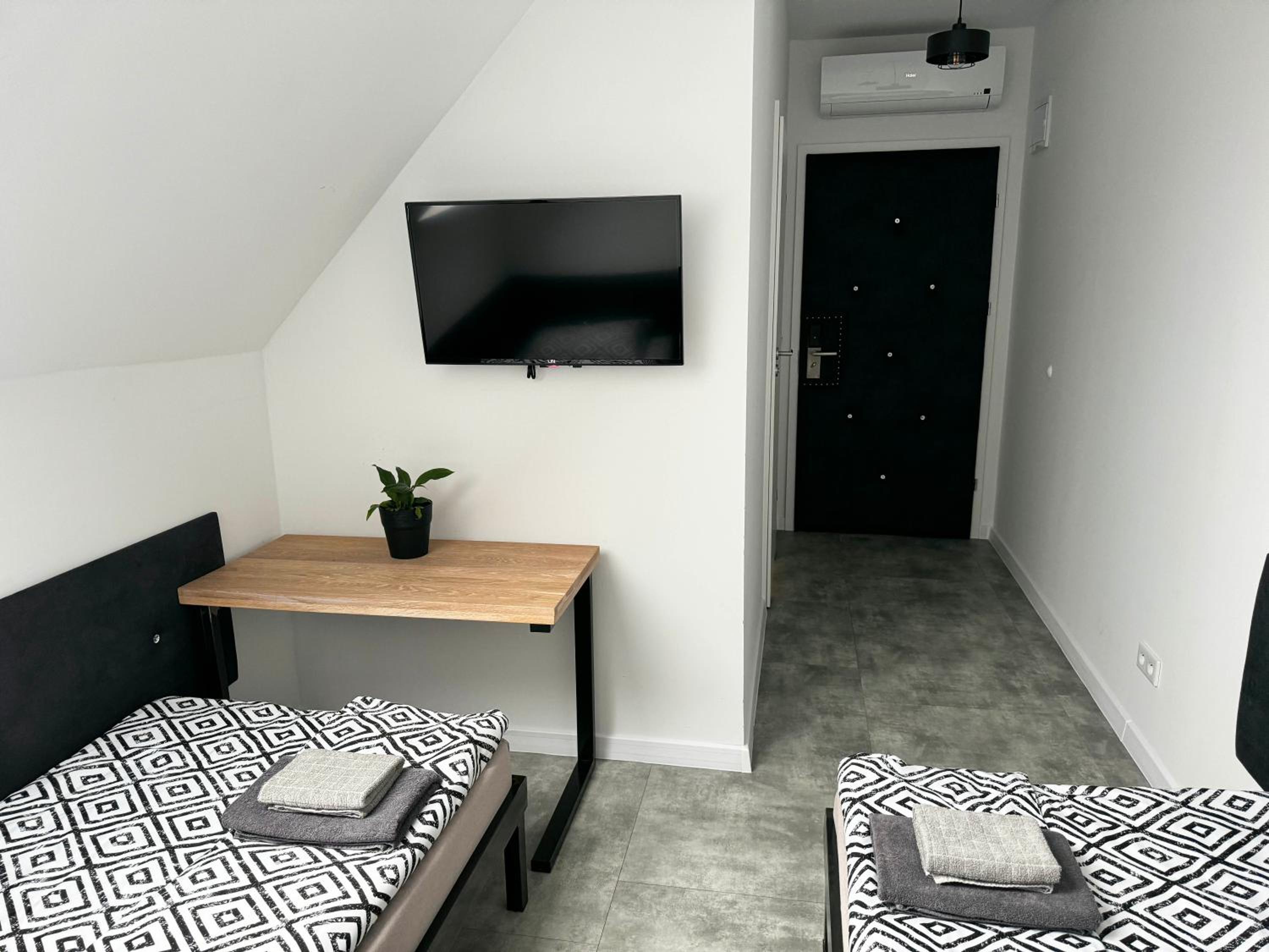 Twin Room with Private Bathroom photo 2