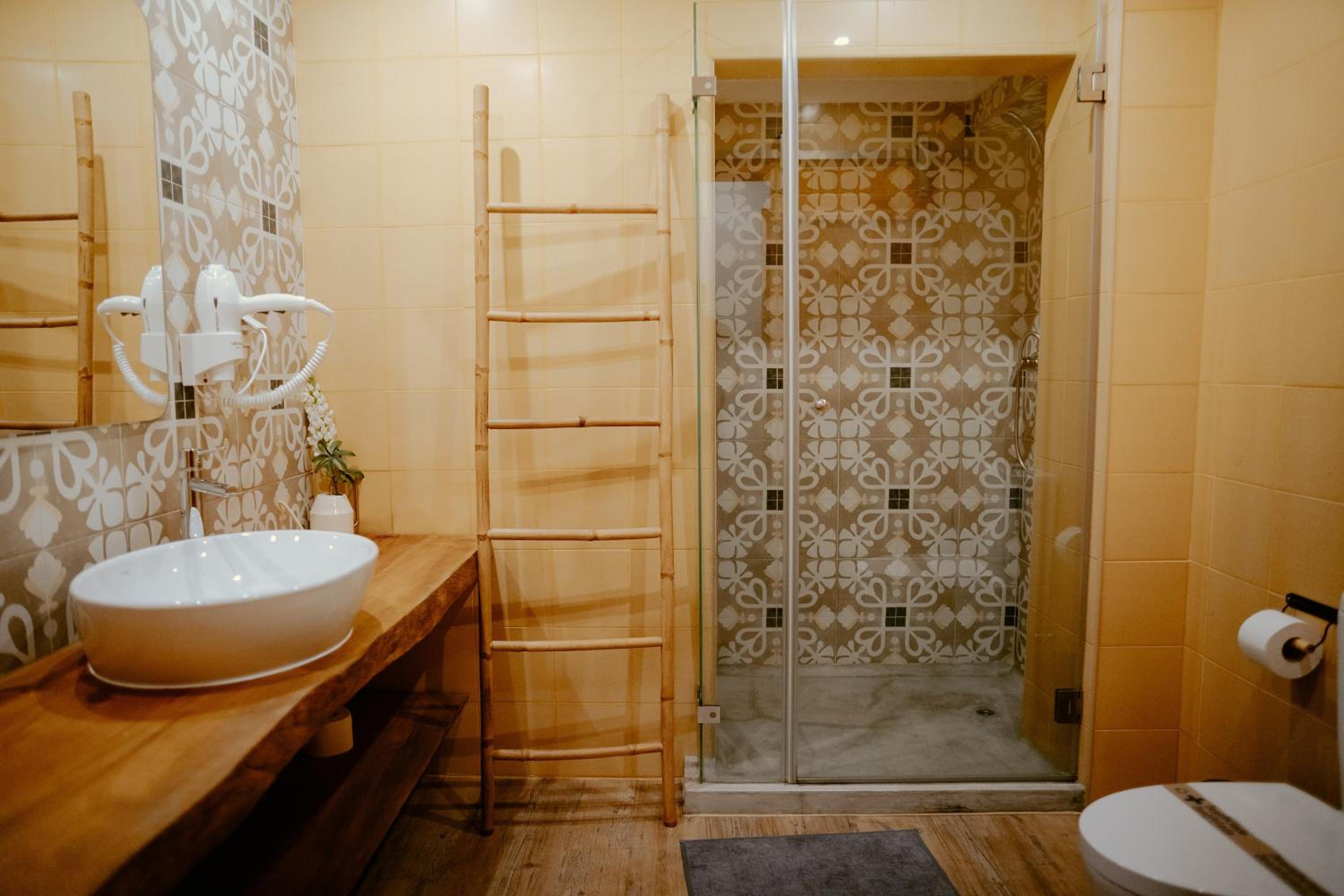 Deluxe King Suite photo 3