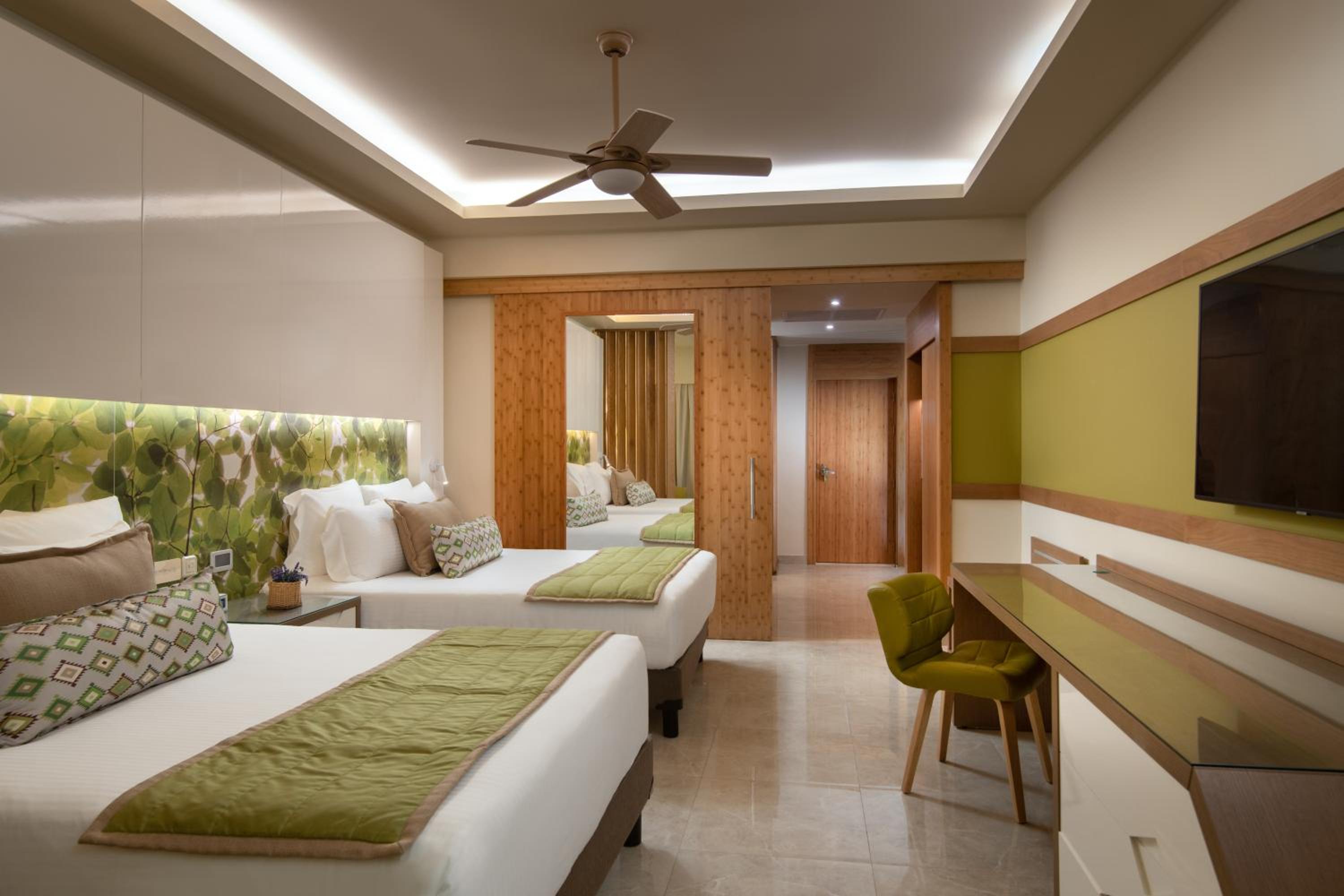 Preferred Club Jr Suite Partial Ocean View - 2 Double Beds