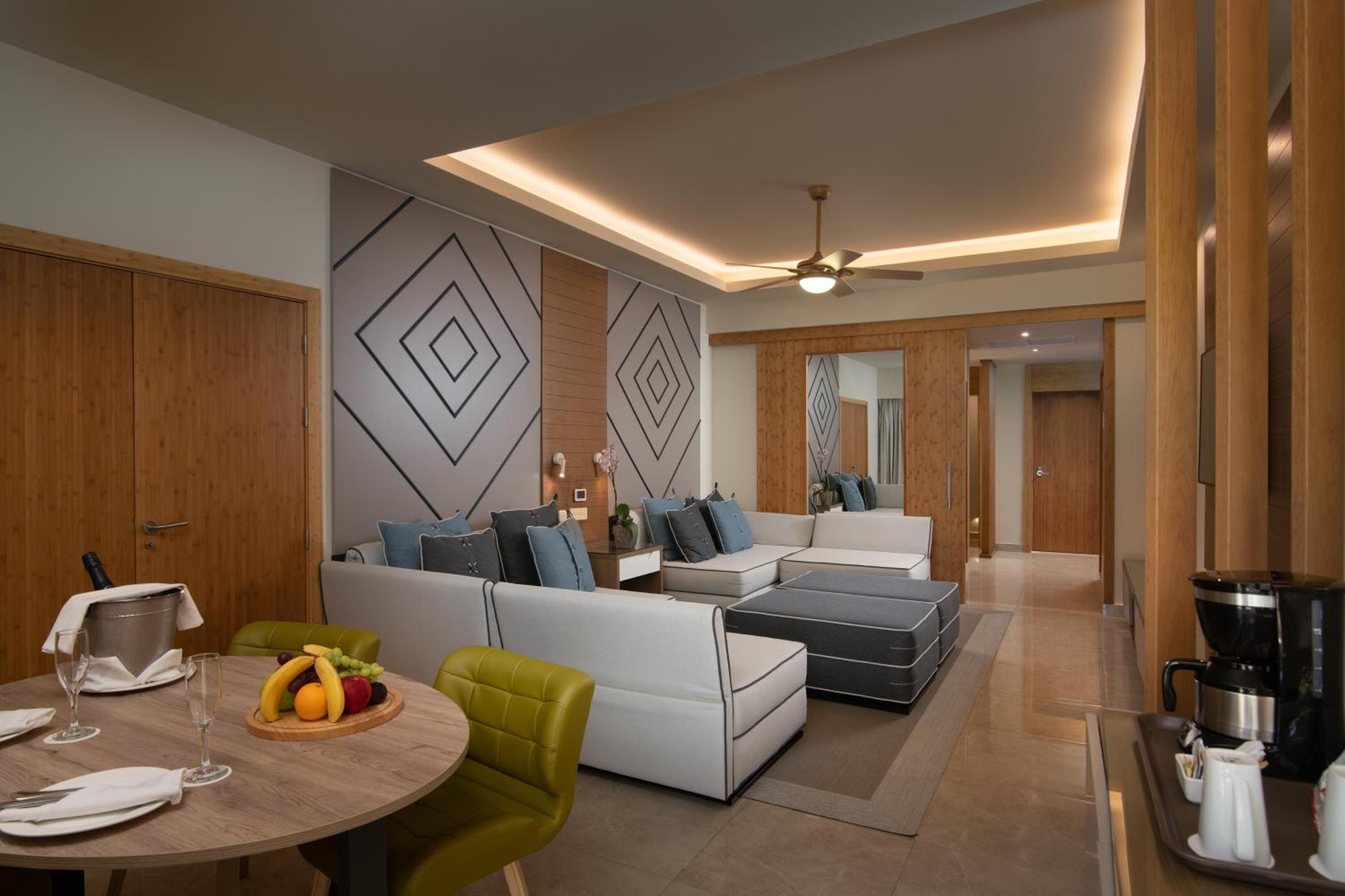 Preferred Club Jr Suite Partial Ocean View - 2 Double Beds thumbnail 6