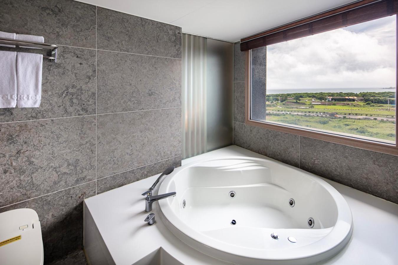 Premier King Room with Jacuzzi - Photo 4
