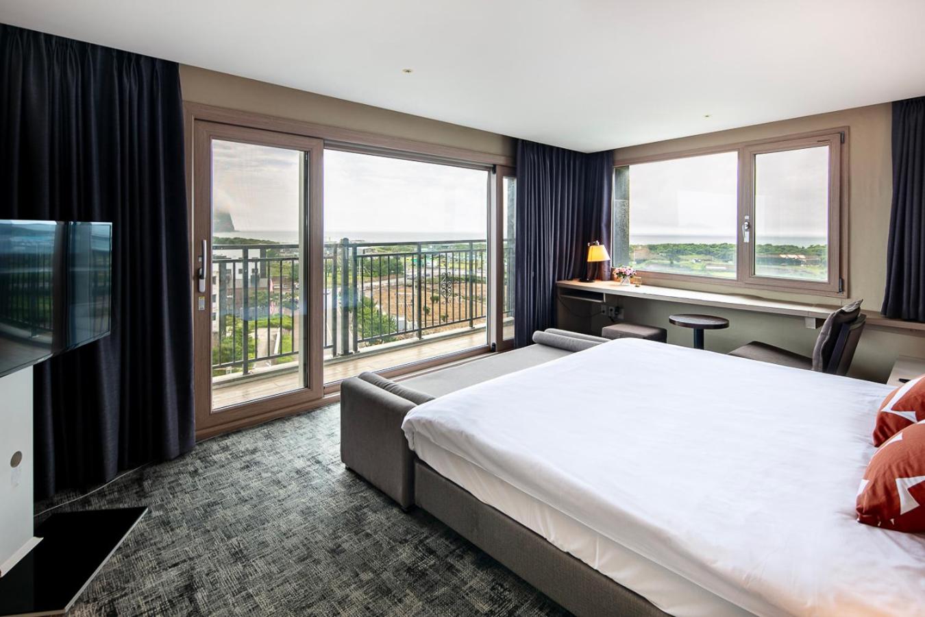 Premier King Room with Jacuzzi - Photo 7
