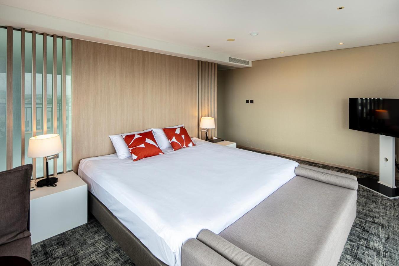 Premier King Room with Jacuzzi - Photo 6