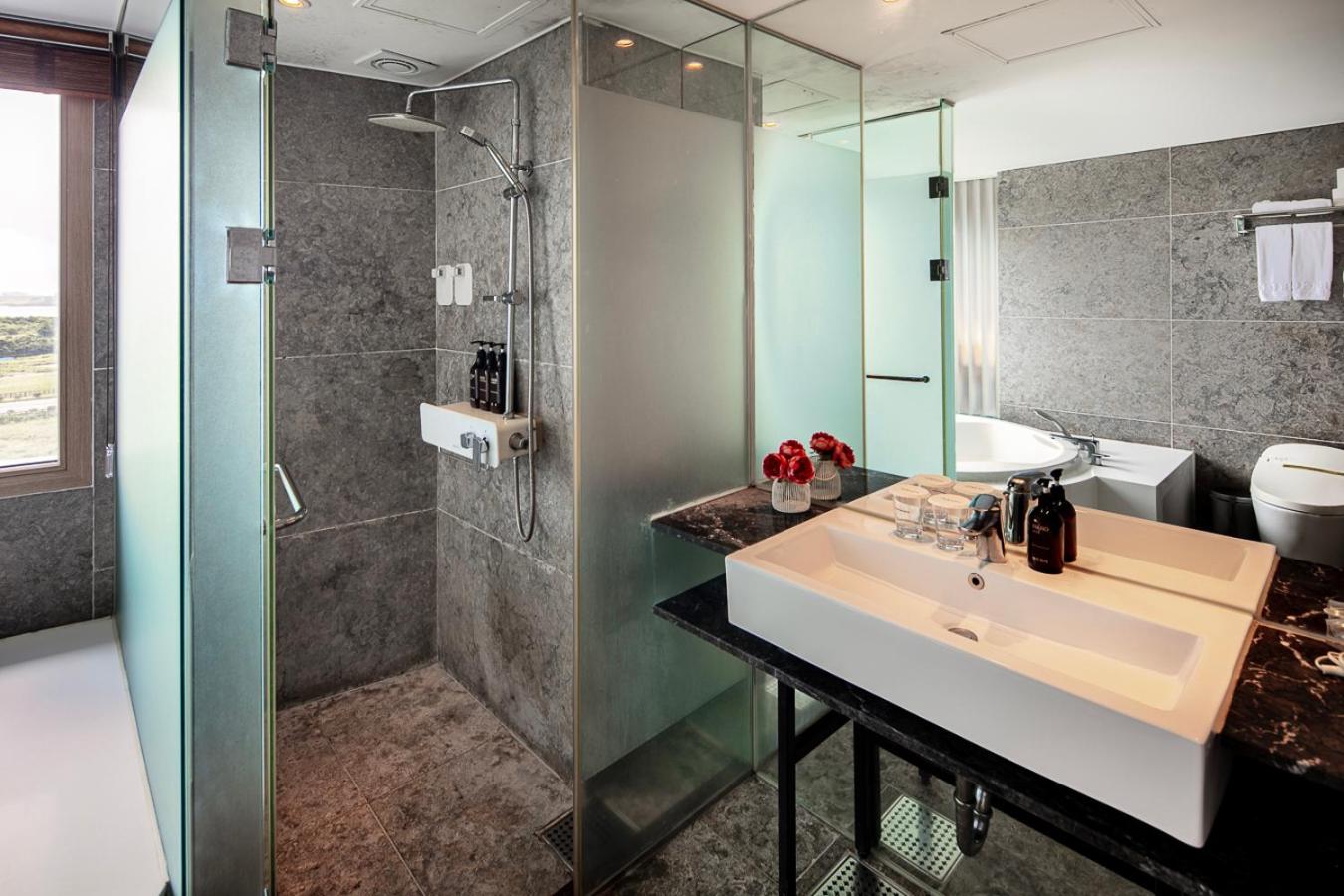 Premier King Room with Jacuzzi - Photo 2
