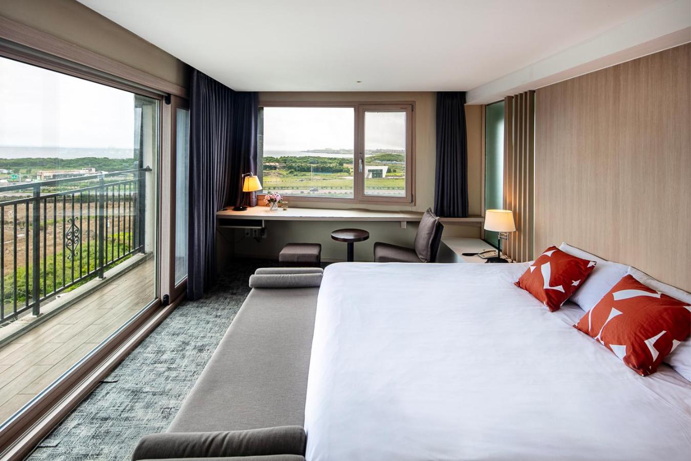 Premier King Room with Jacuzzi - Photo 1