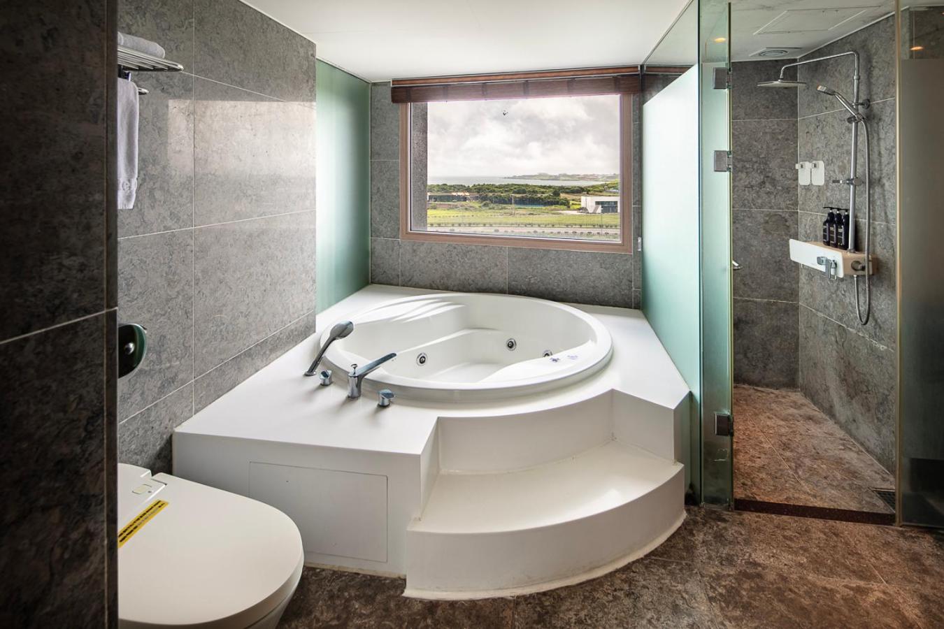 Premier King Room with Jacuzzi - Photo 3