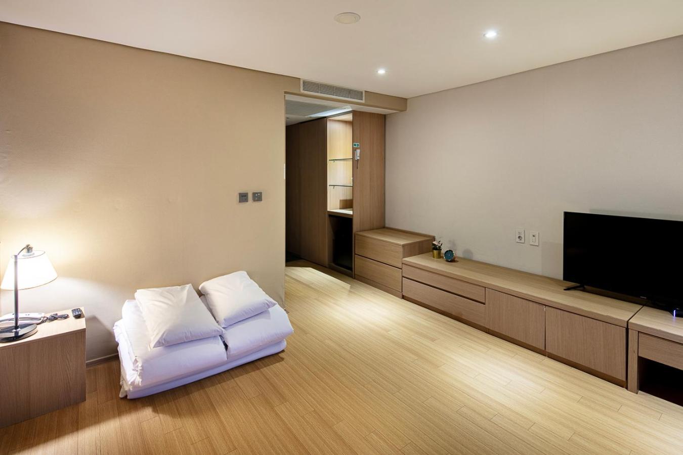Korean-Style Ondol Room - Photo 2