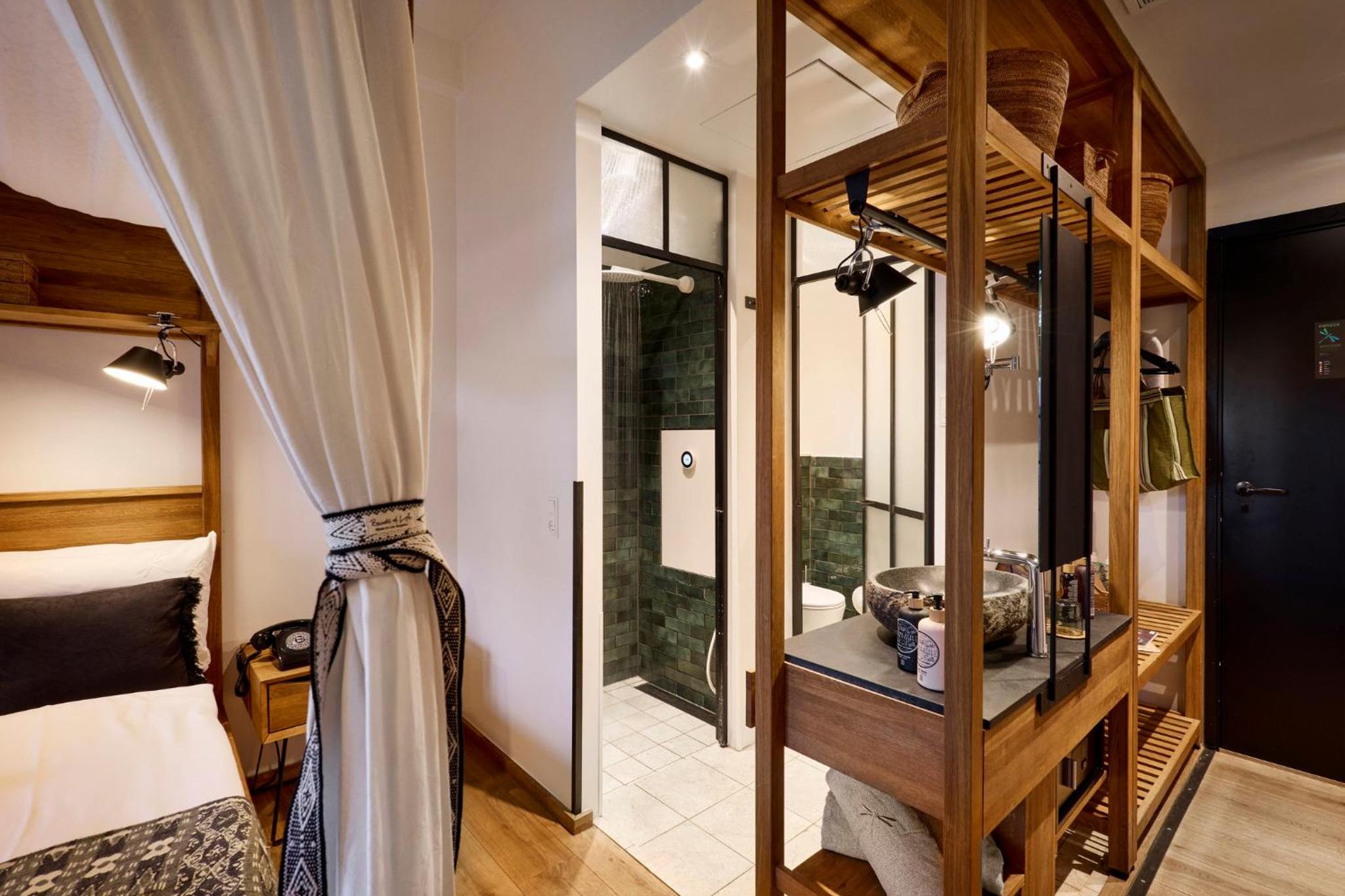 Double Room with Balcony thumbnail 5
