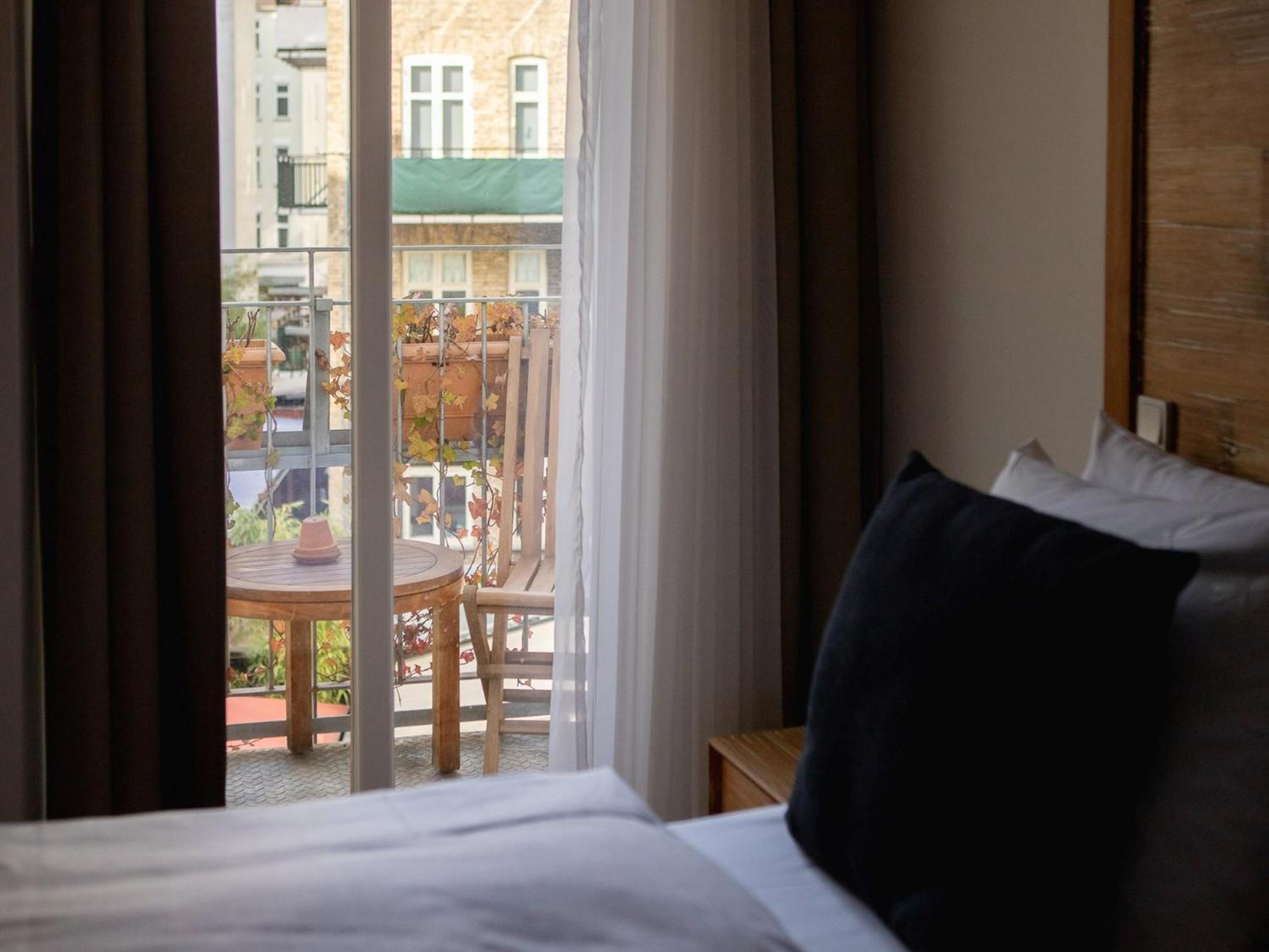 Double Room with Balcony - Photo 2