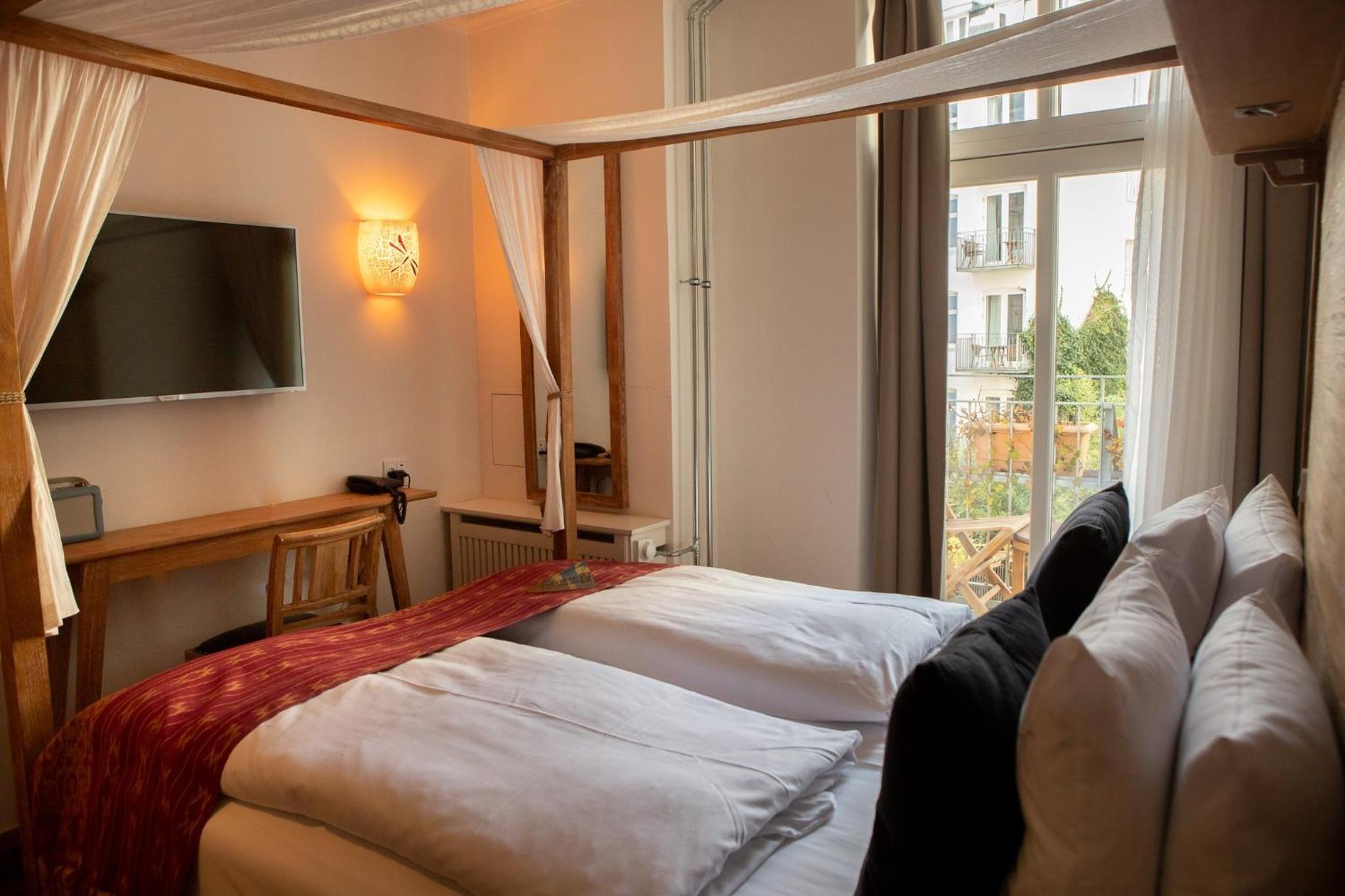 Double Room with Balcony - Photo 3
