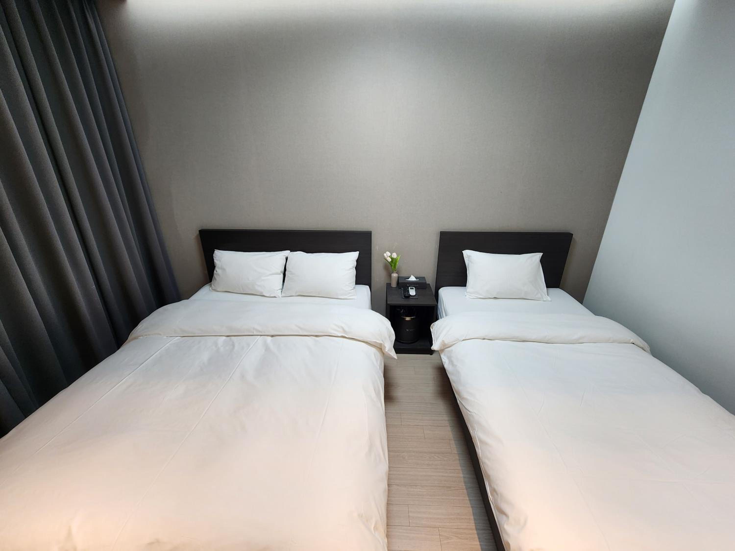 Deluxe Twin Room - Photo 10