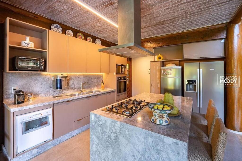 Six-Bedroom House photo 3