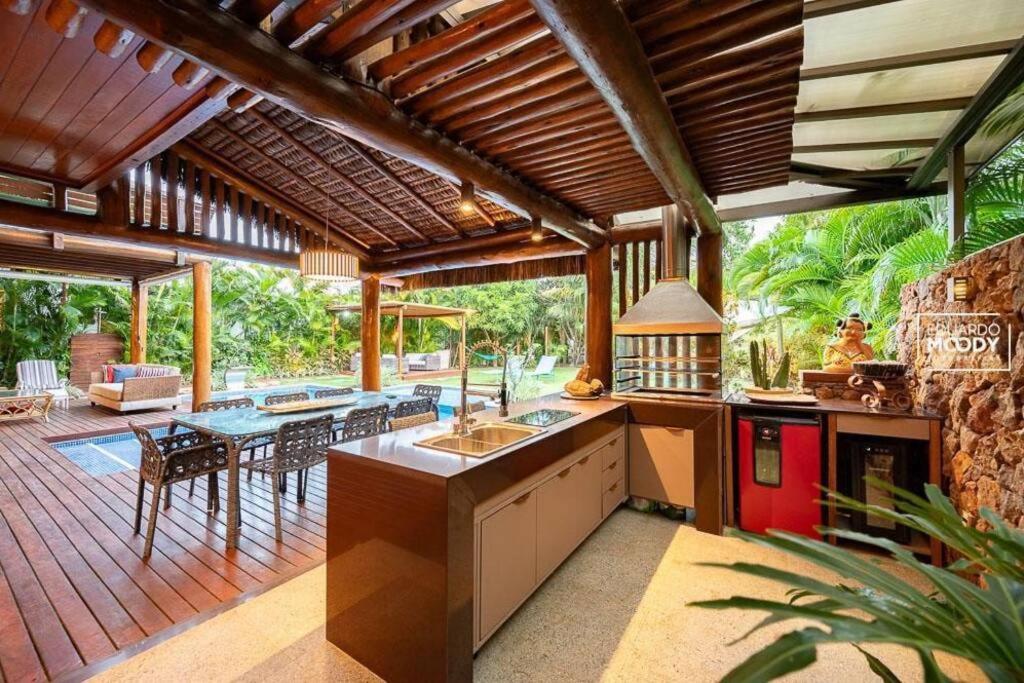 Six-Bedroom House photo 2