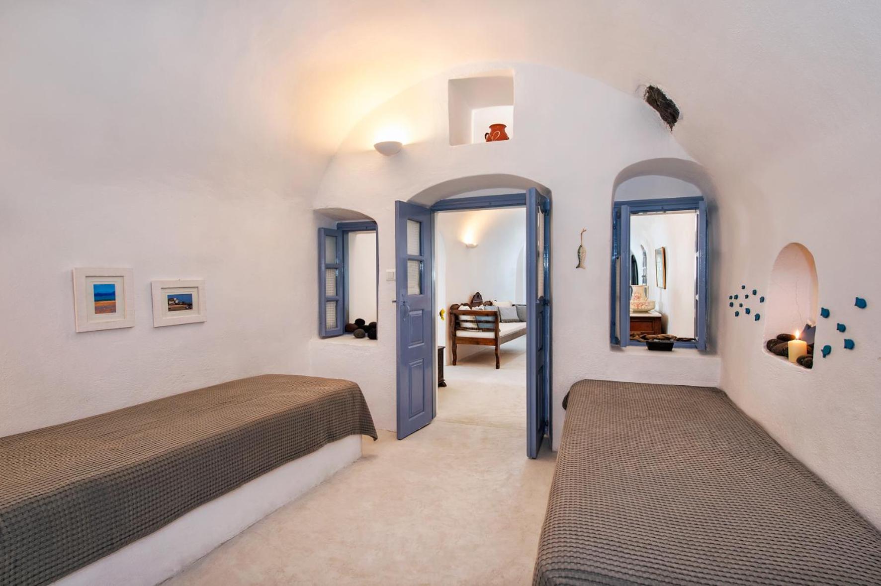 Three Bedroom House with Outdoor Hot Tub and Caldera View