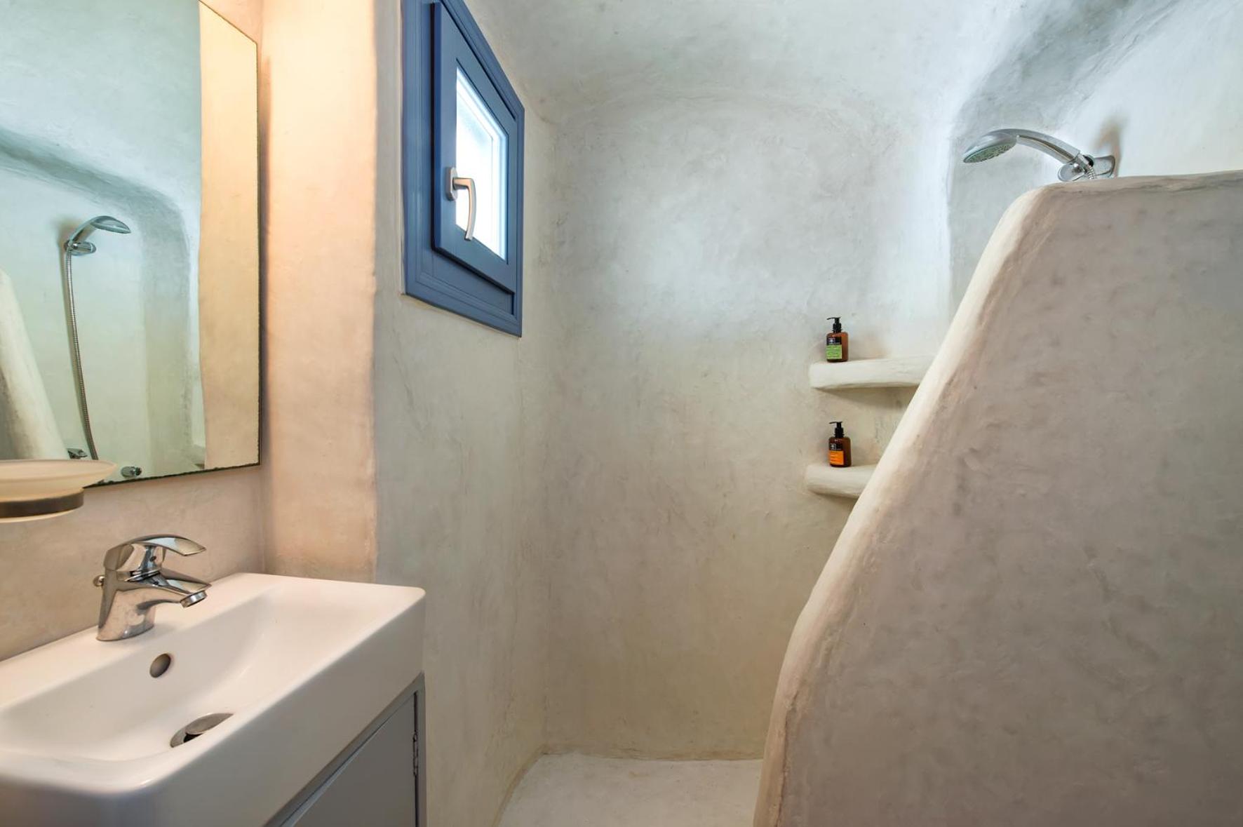 Three Bedroom House with Outdoor Hot Tub and Caldera View photo 3