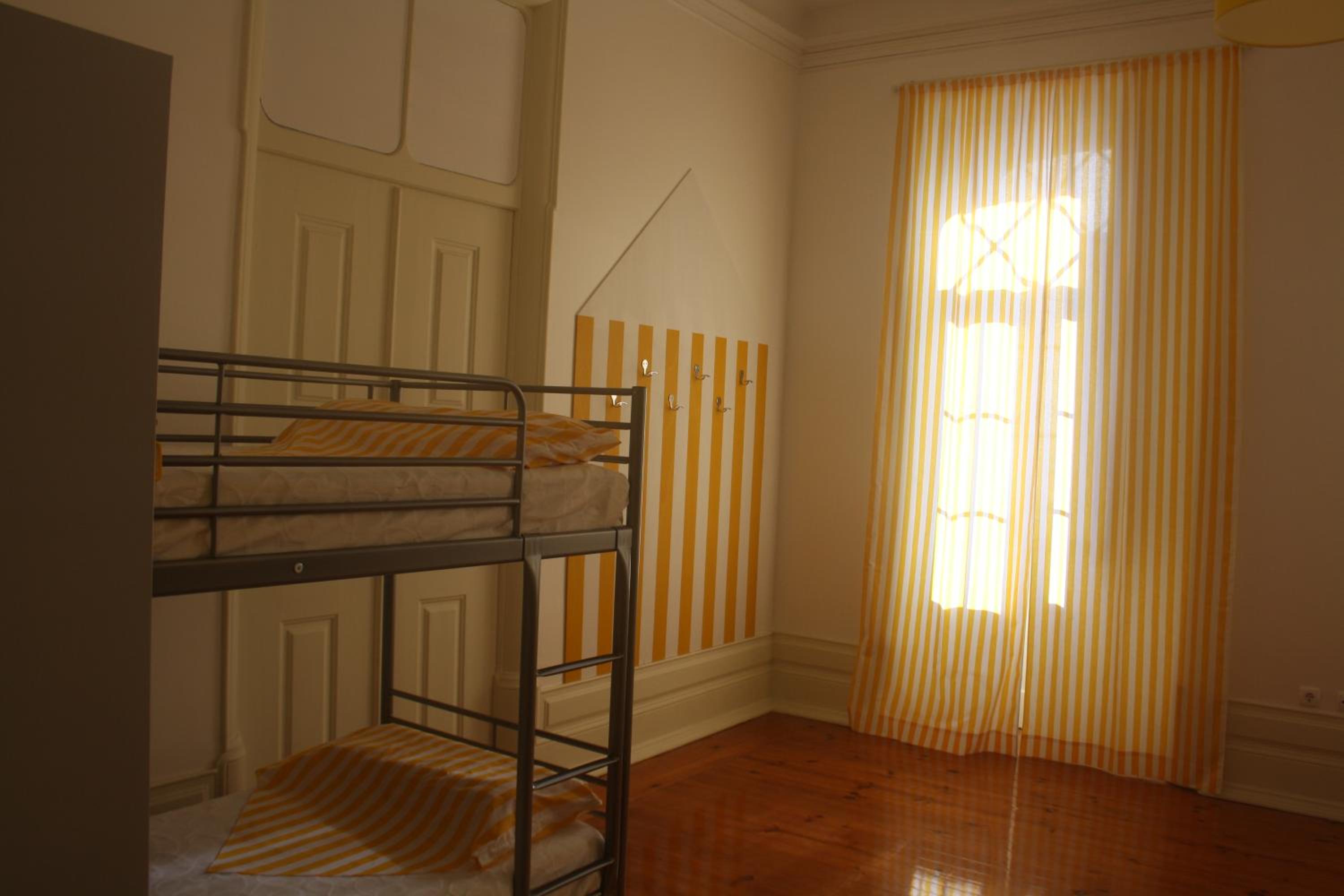 6-Bed Mixed Dormitory Room photo 2