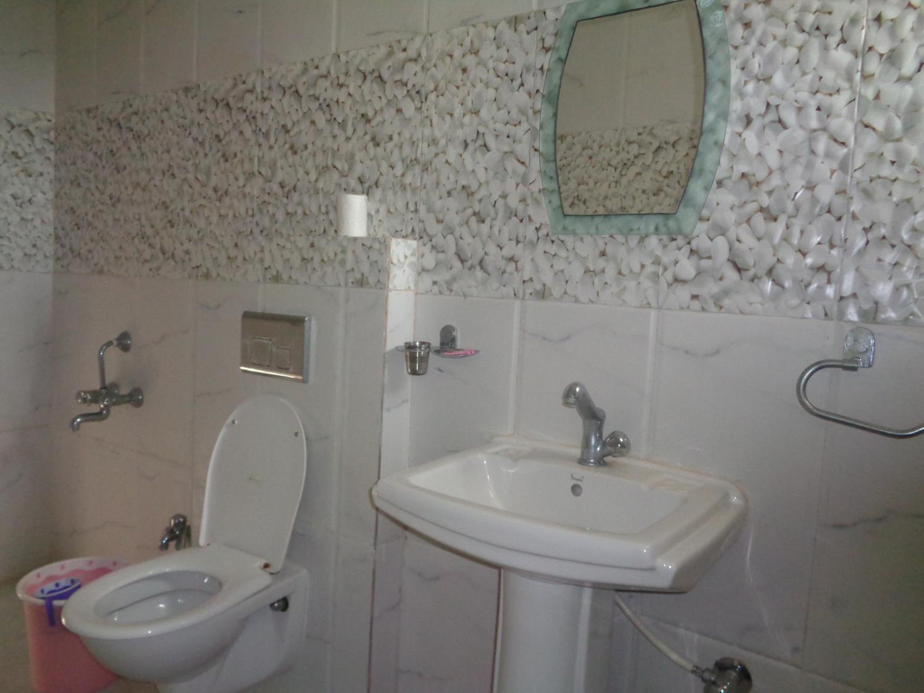 Deluxe Double Room (2 Adults + 1 Child) - Photo 3