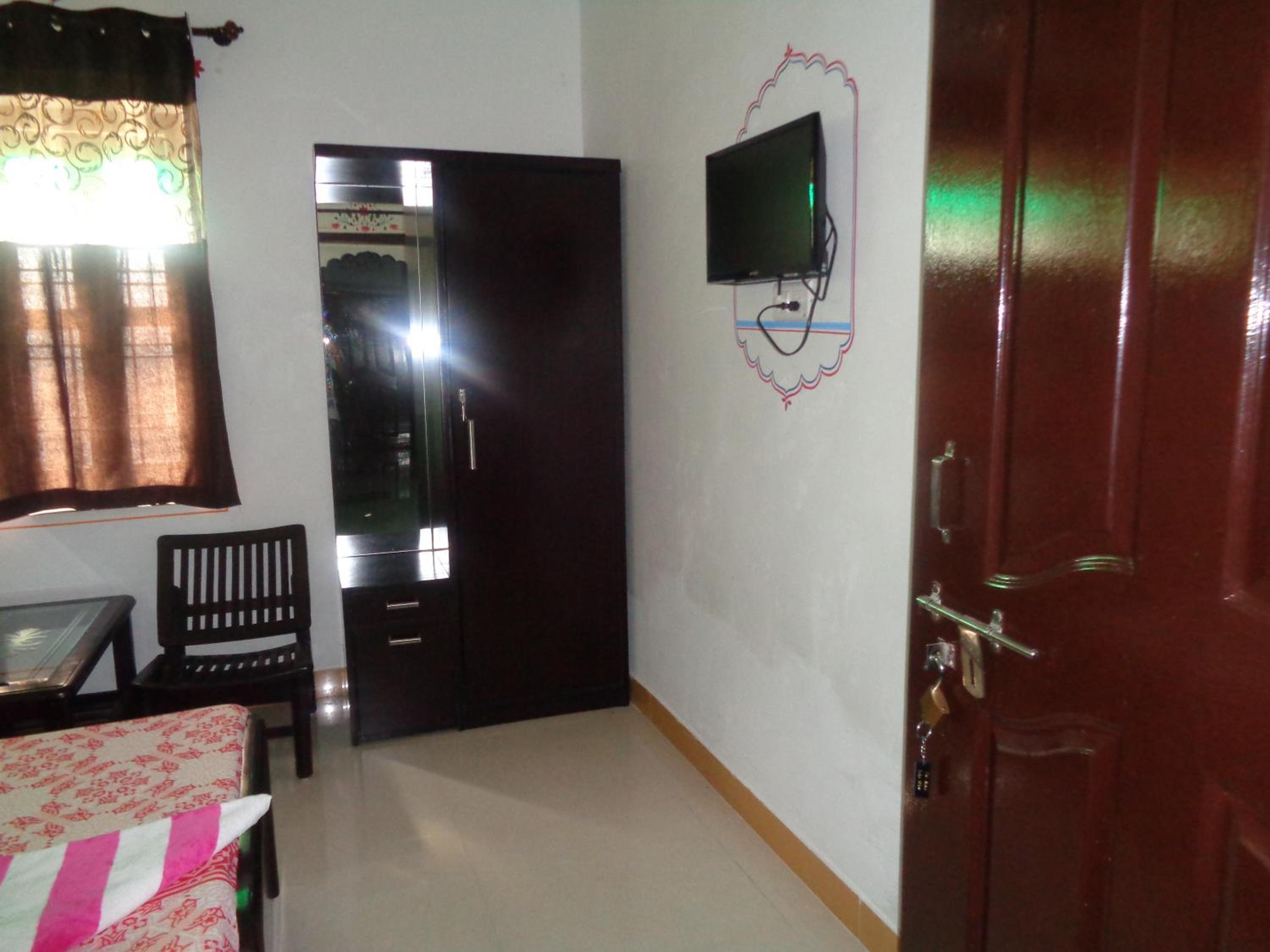 Deluxe Double Room (2 Adults + 1 Child) - Photo 2