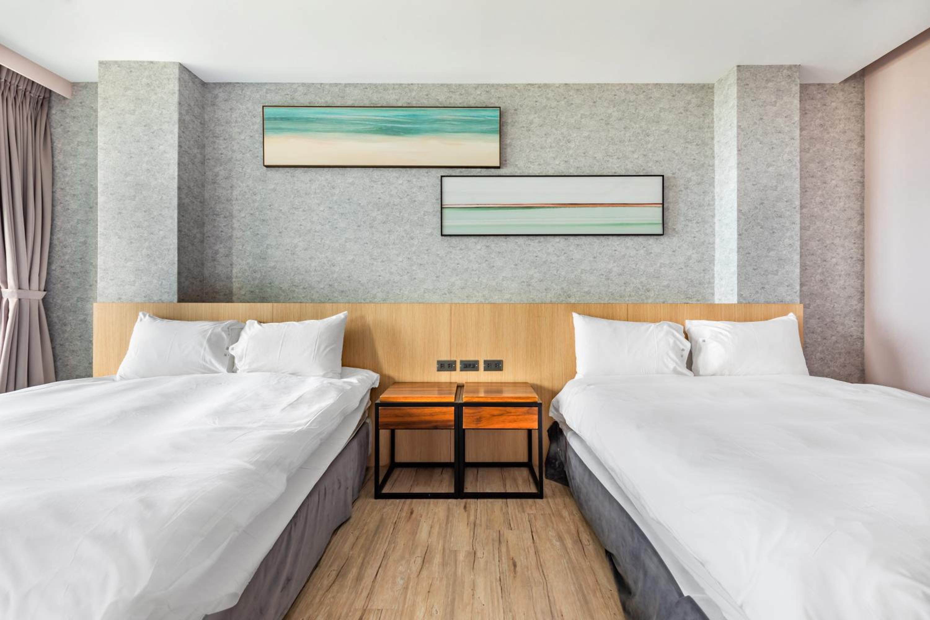 Quadruple Room with Sea View - Photo 4