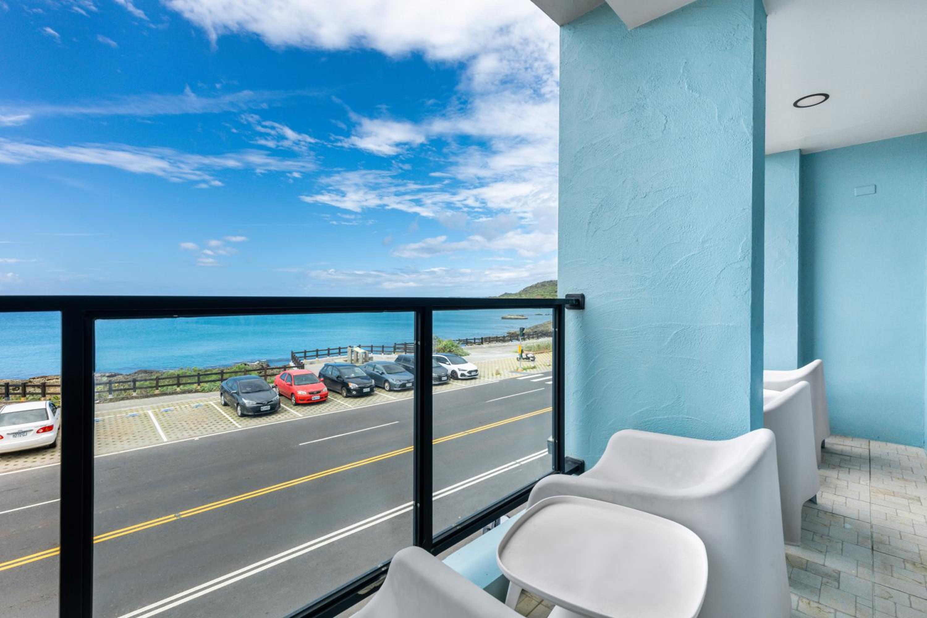 Quadruple Room with Sea View - Photo 12