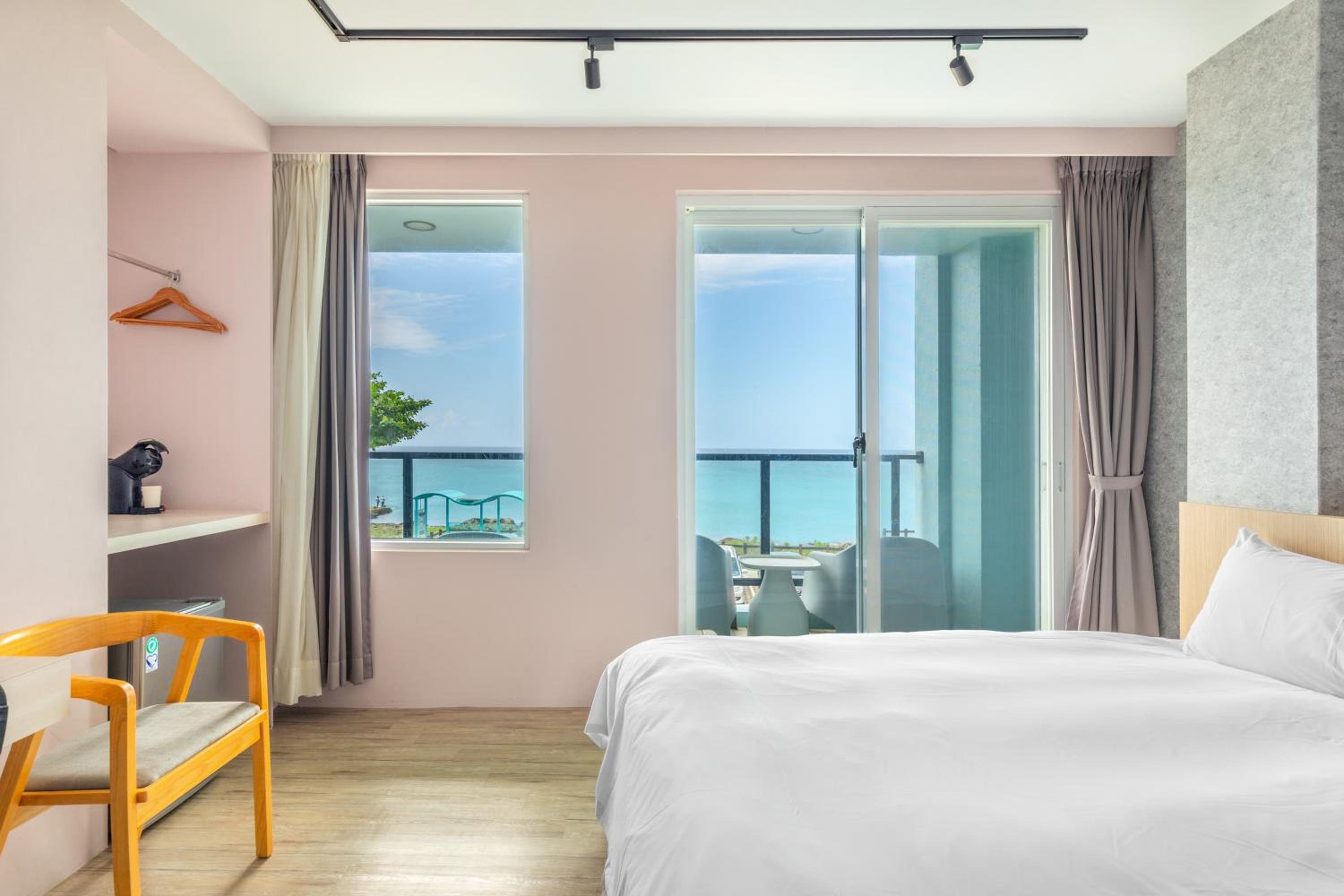 Quadruple Room with Sea View - Photo 7