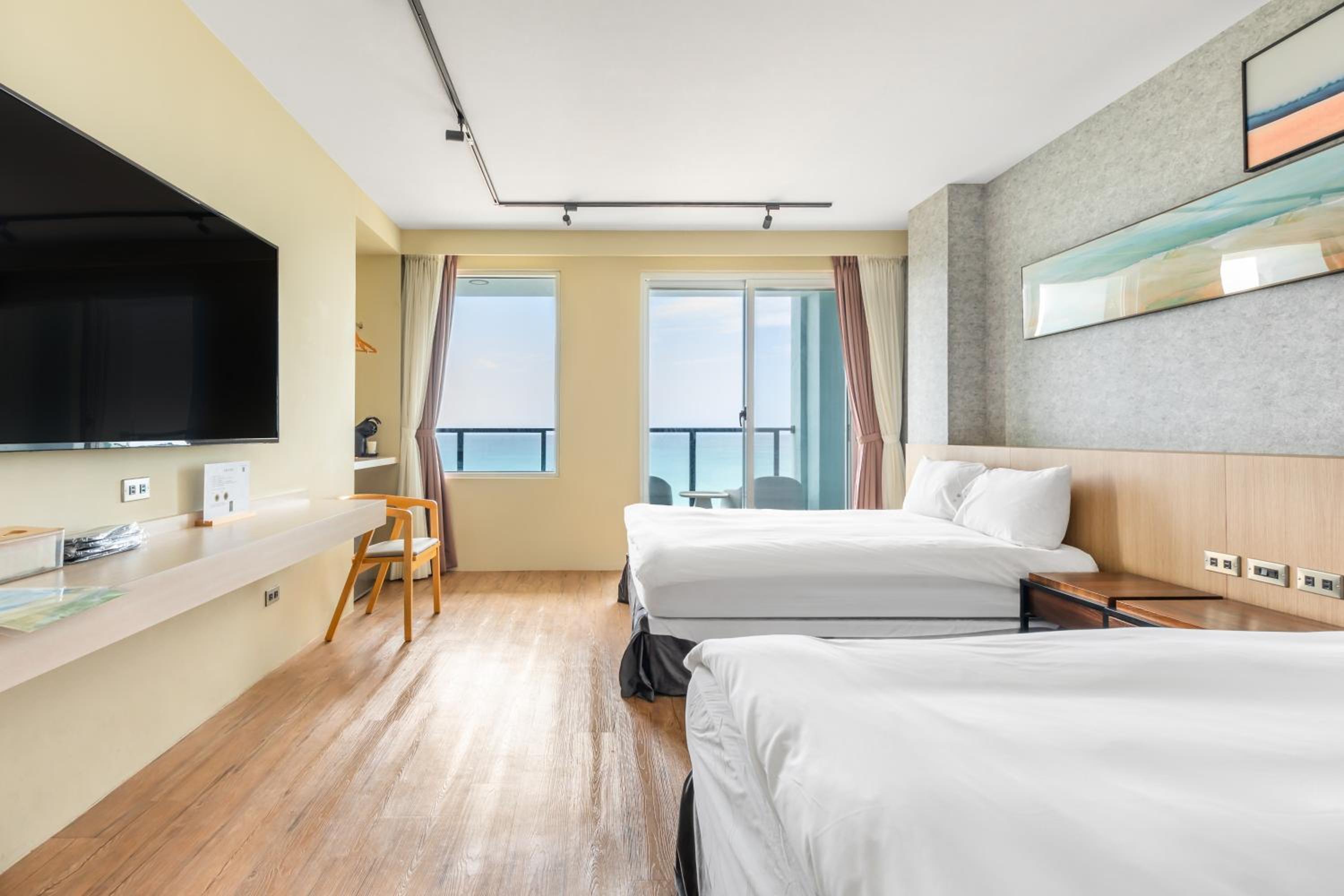 Quadruple Room with Sea View - Photo 8