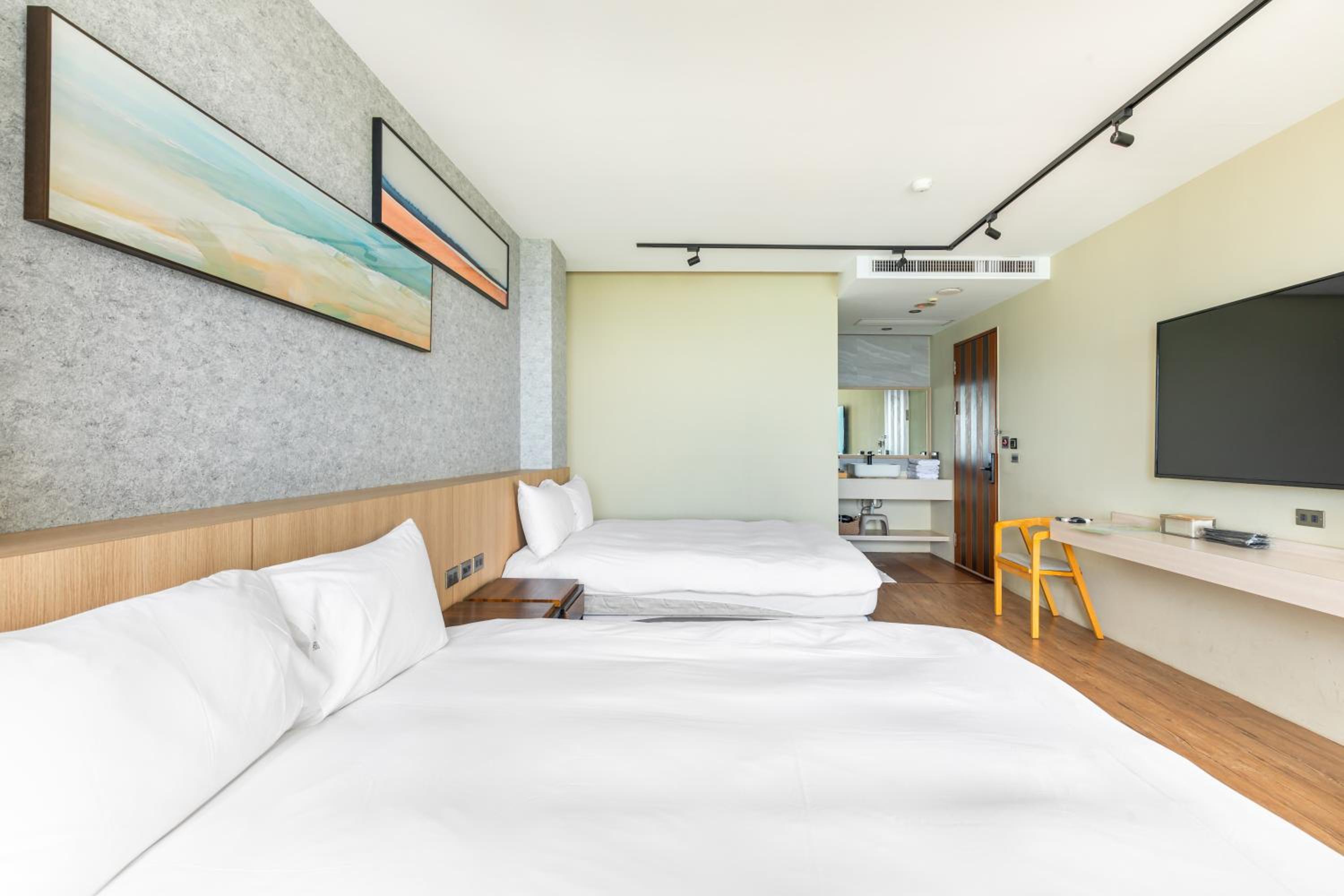 Quadruple Room with Sea View - Photo 9