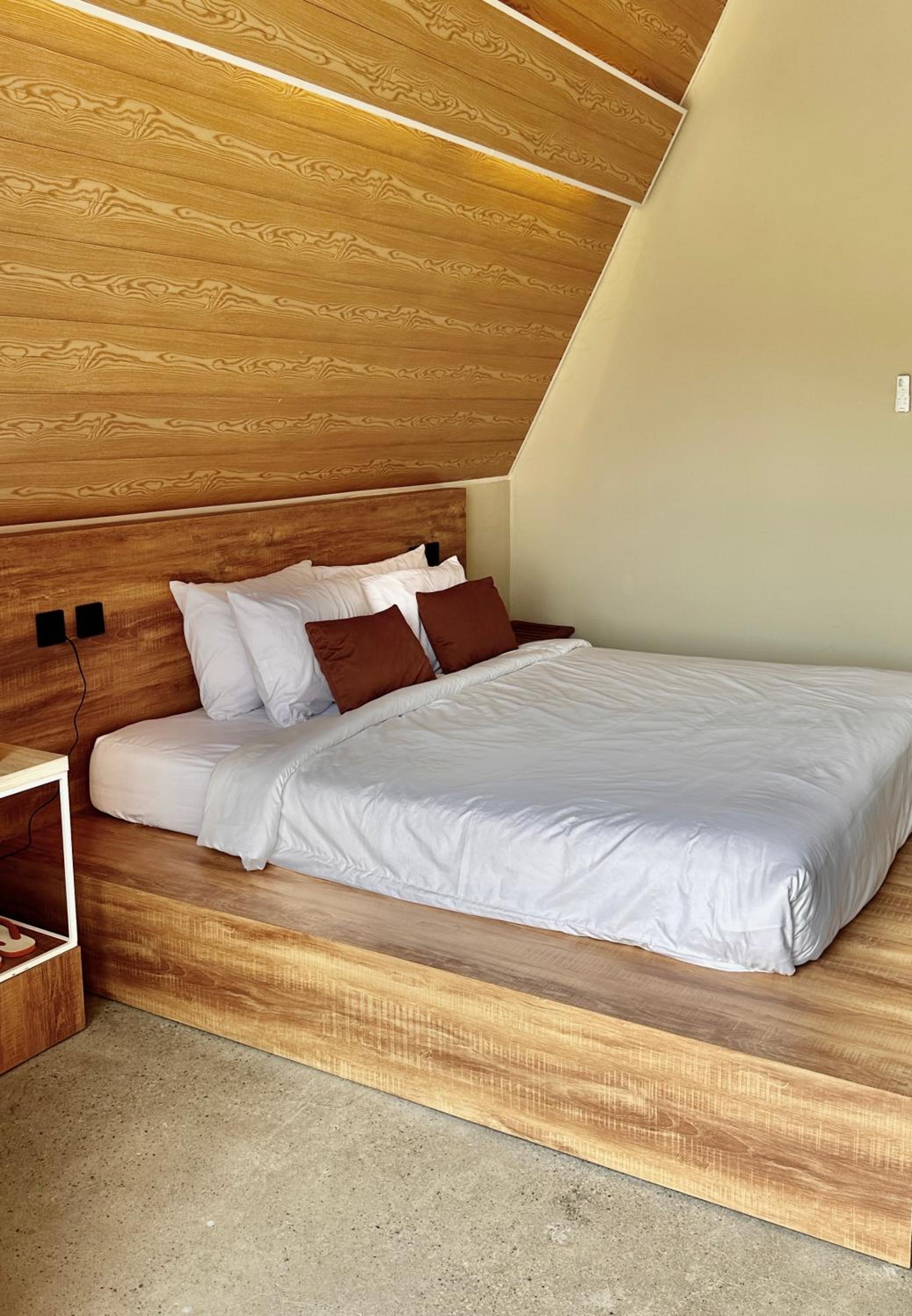 Deluxe Double Room (2 Adults + 1 Child) - Photo 1