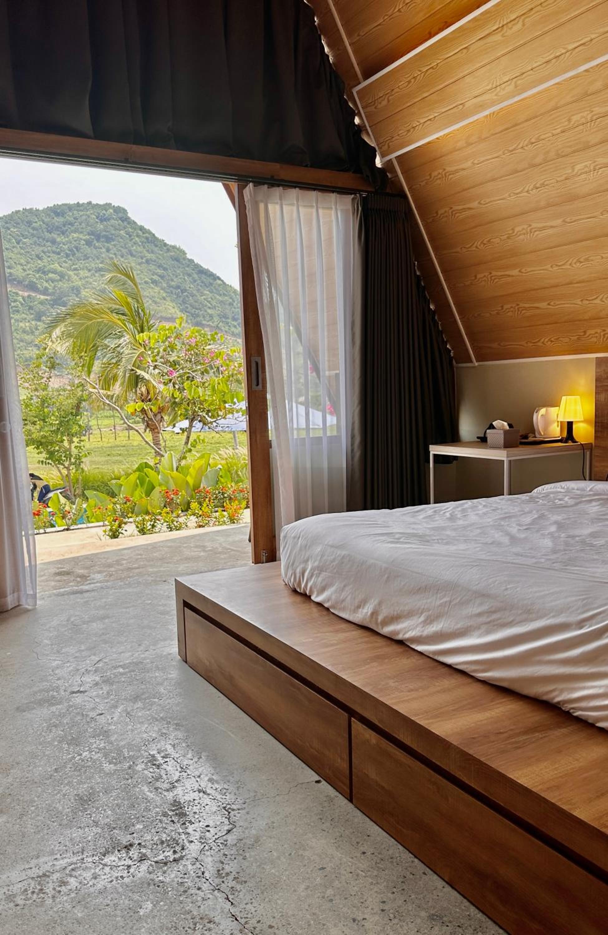 Deluxe Double Room (2 Adults + 1 Child) - Photo 4