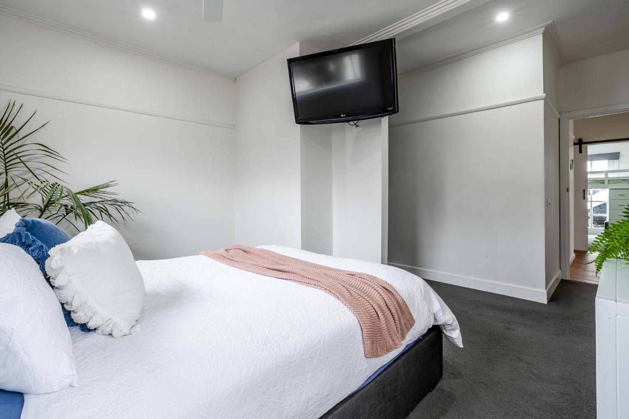 Five-Bedroom House photo 1