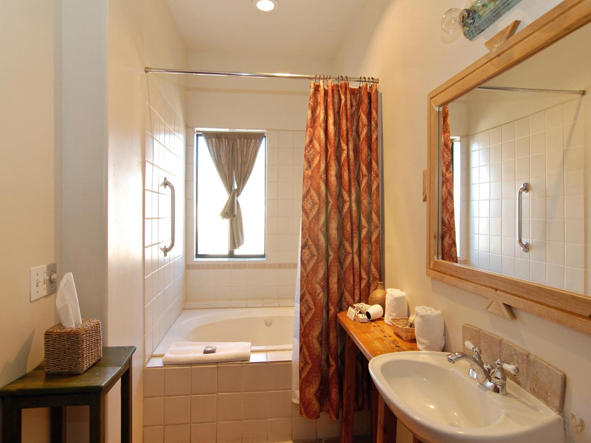 Deluxe King Room with Jacuzzi  photo 2