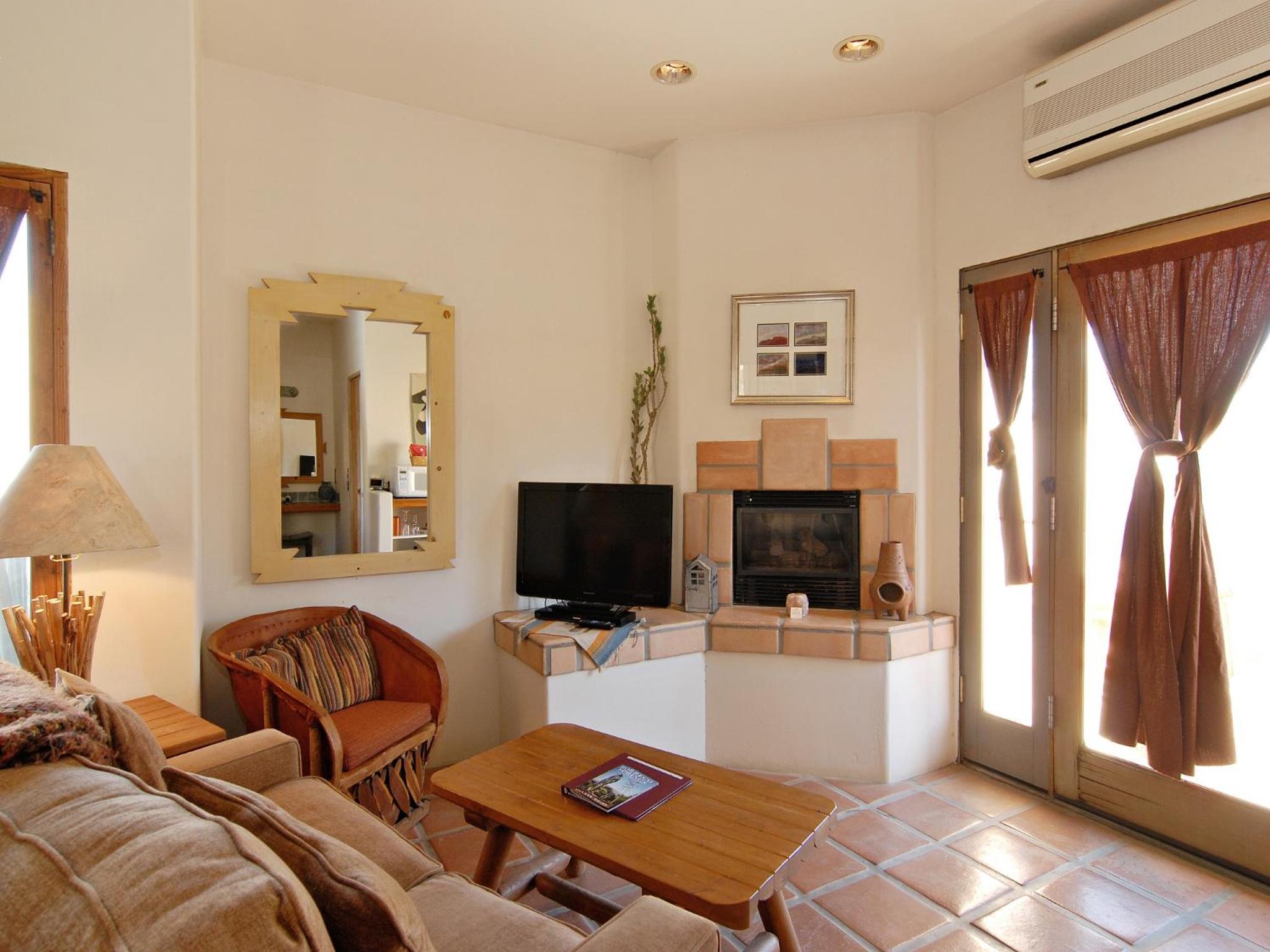 Superior King Room with Fireplace photo 3