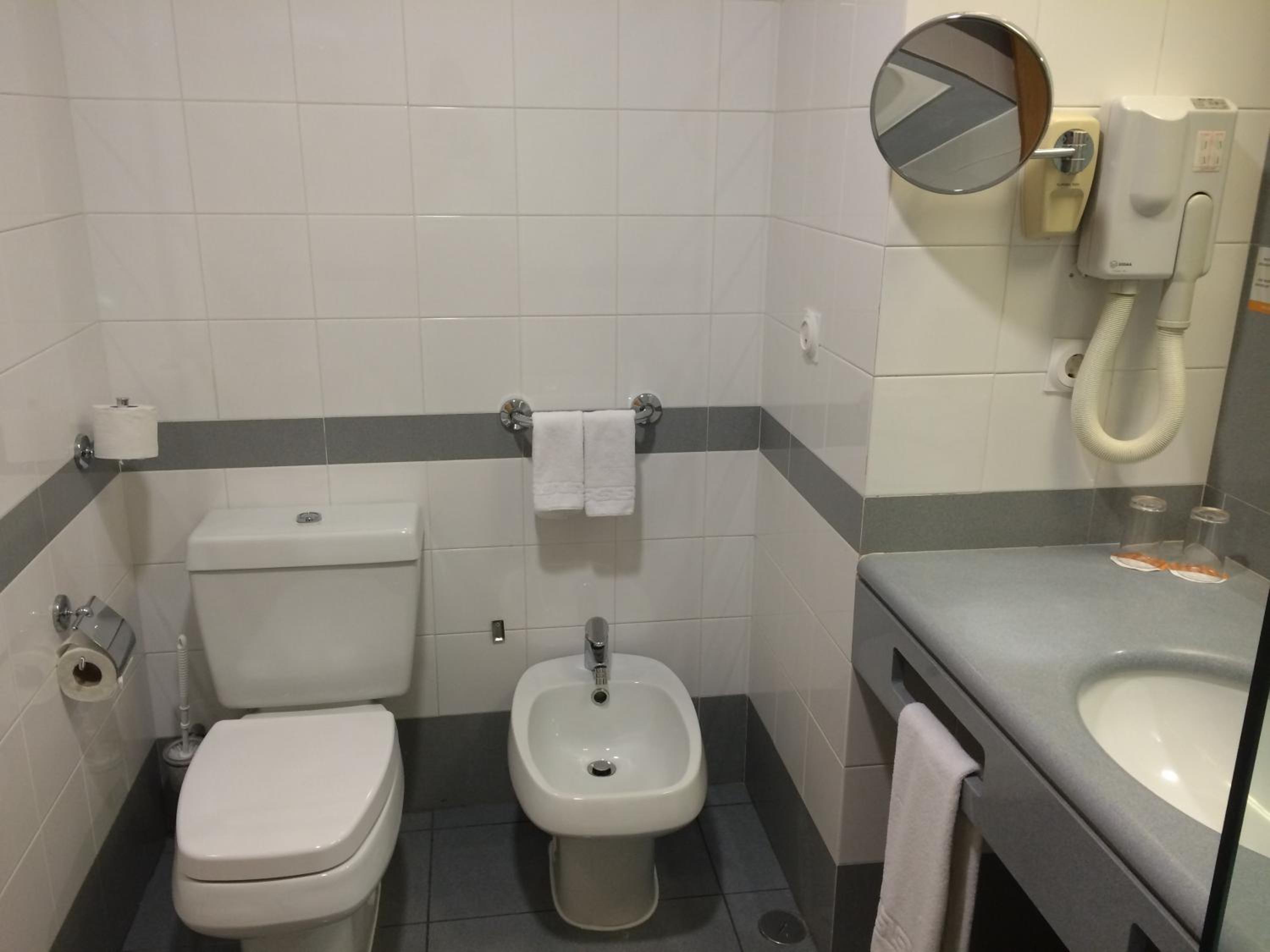 Double or Twin Room - Photo 12