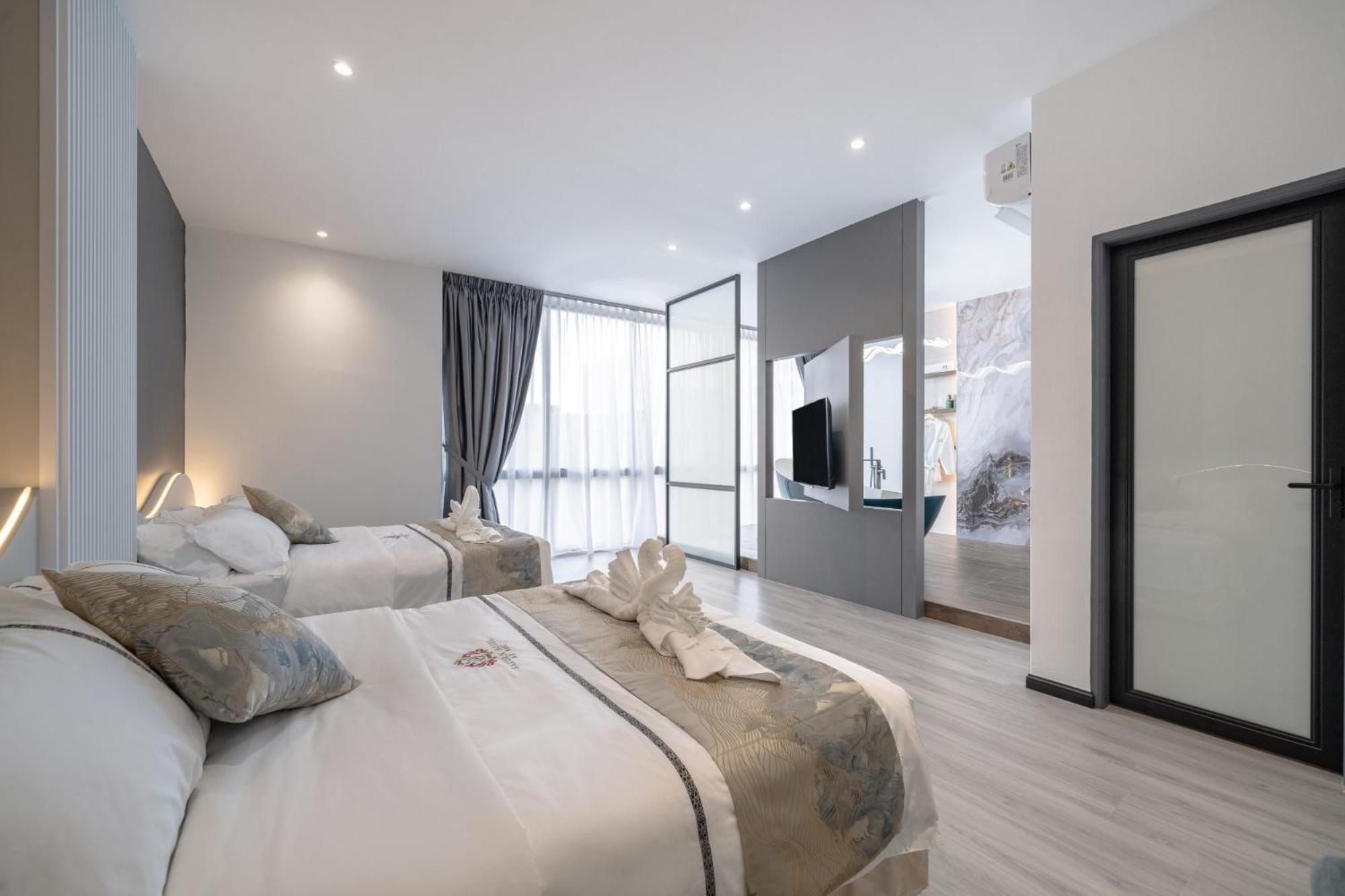 Deluxe Family Suite - Photo 27