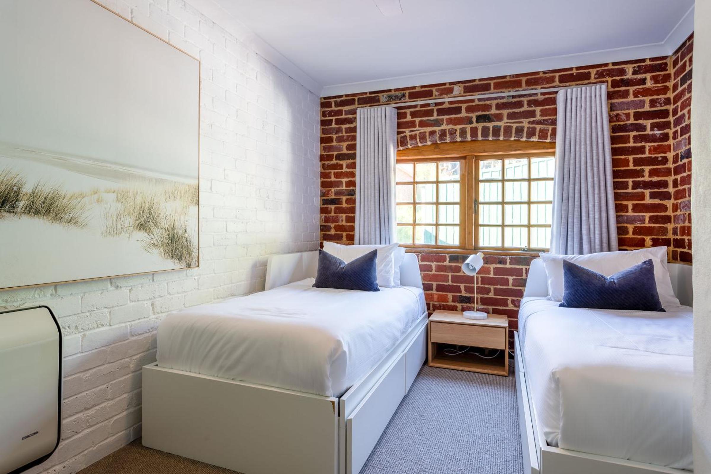 Five-Bedroom House photo 1