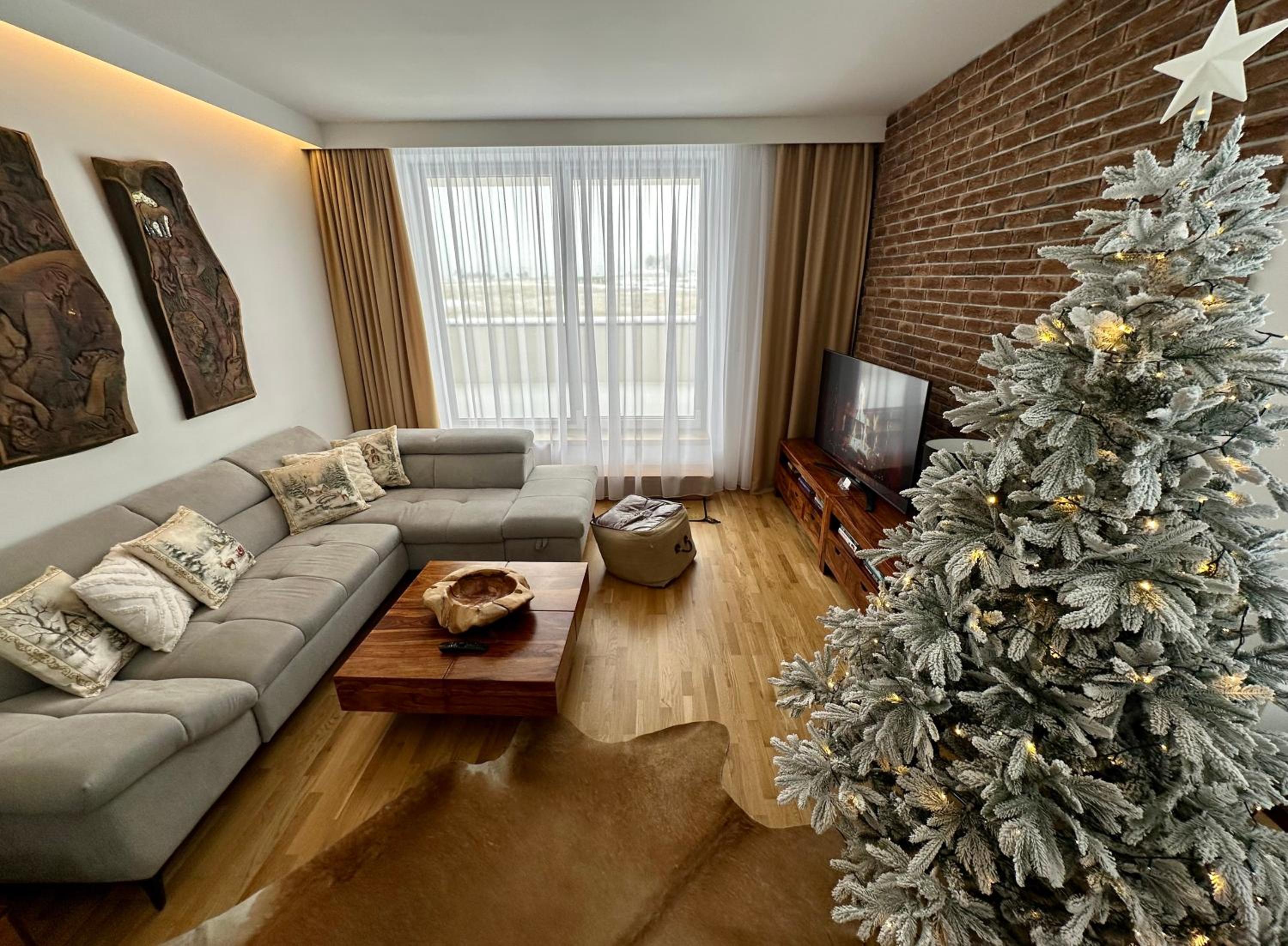 Three-Bedroom Apartment with Balcony photo 1