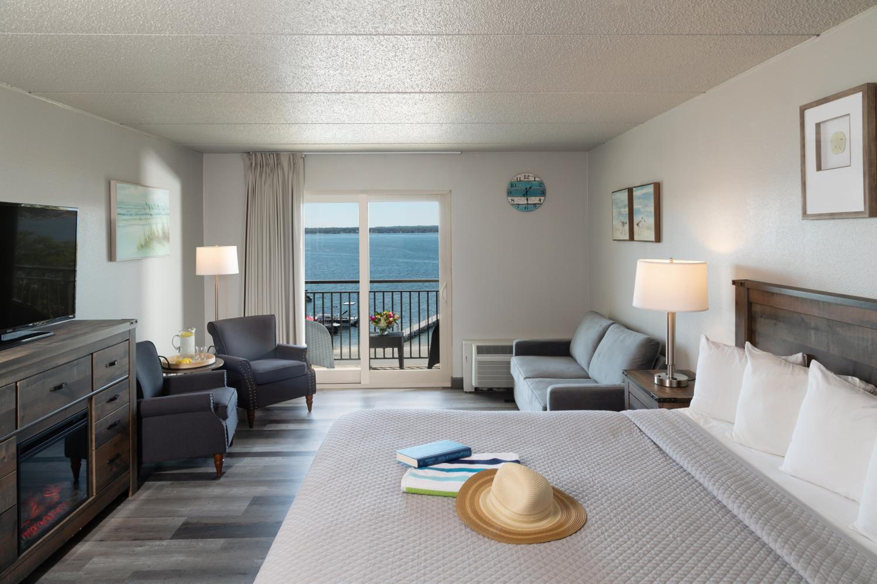 1 King Bed Lakeview - Balcony and pullout sofa photo 1