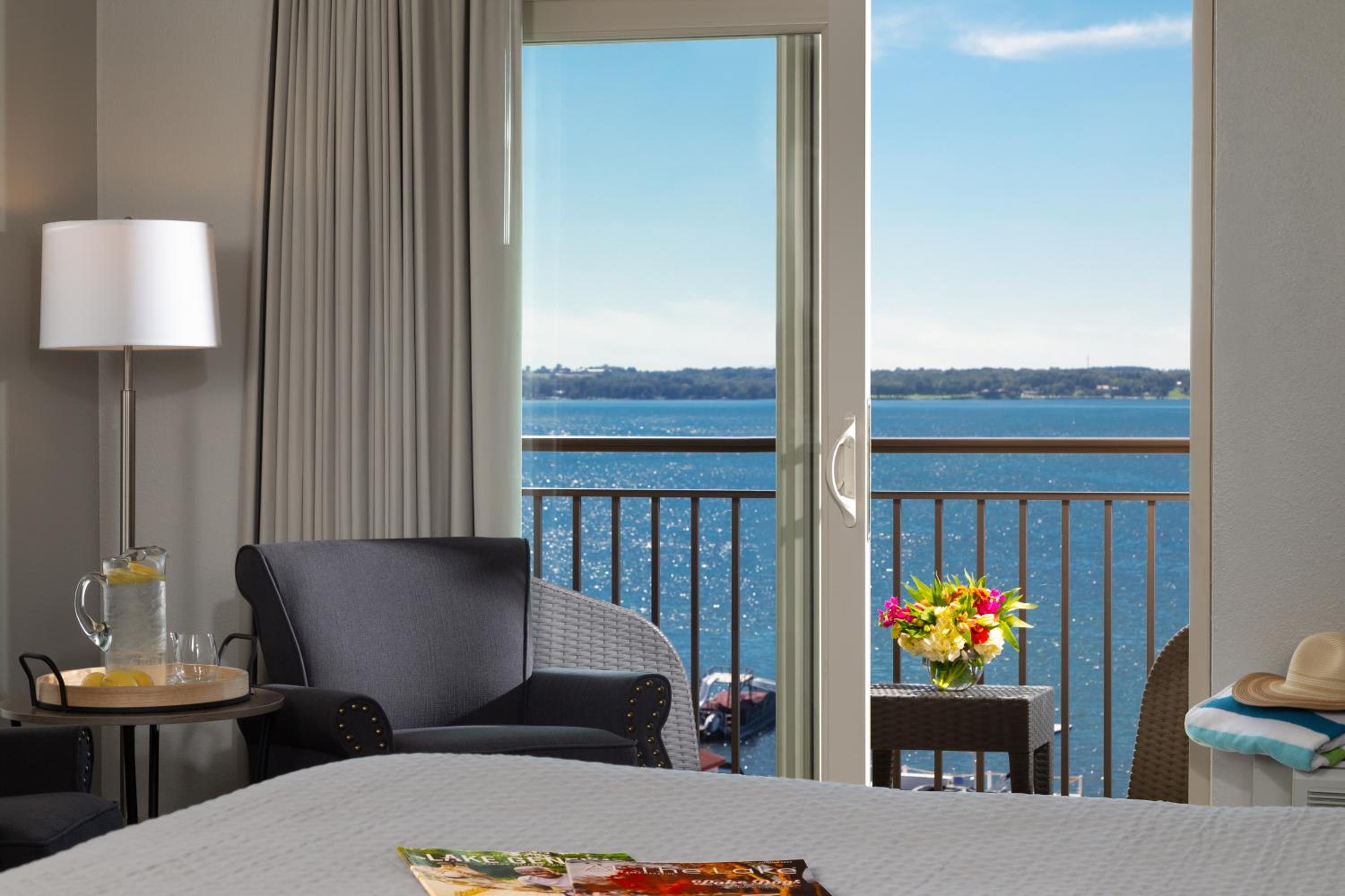 1 King Bed Lakeview - Balcony and pullout sofa photo 3
