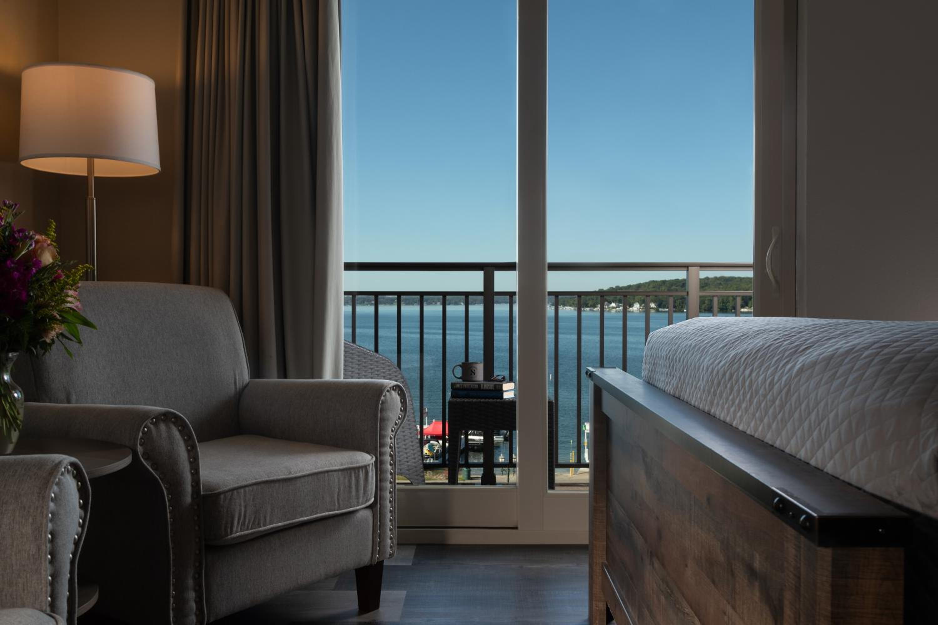 2 Queen Beds Lakeview – Balcony photo 2