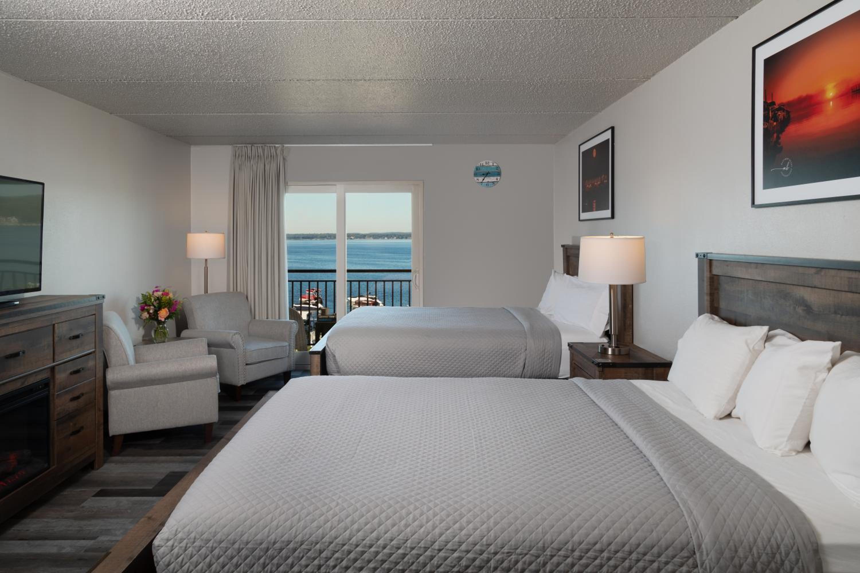 2 Queen Beds Lakeview – Balcony photo 1