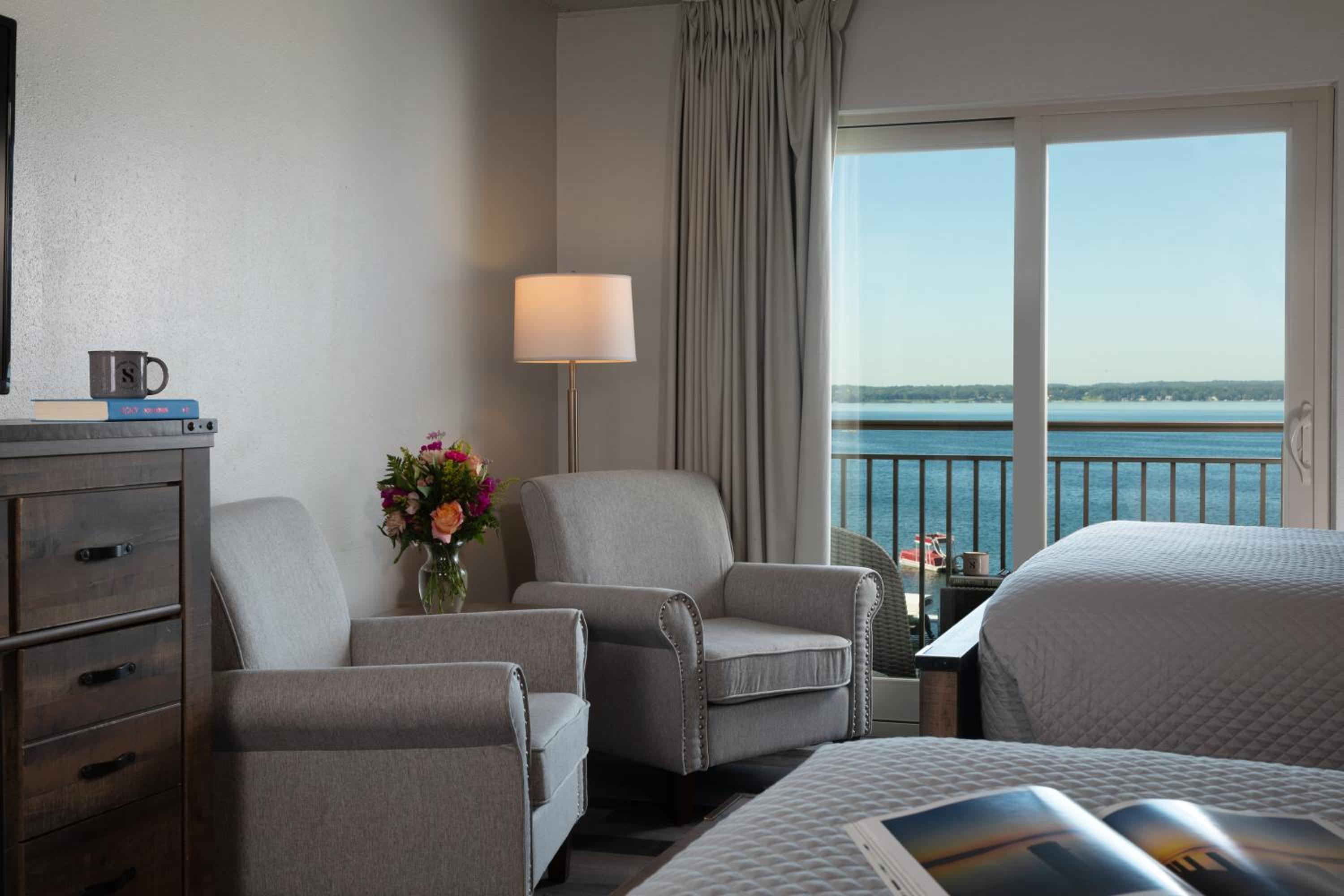 2 Queen Beds Lakeview – Balcony photo 3
