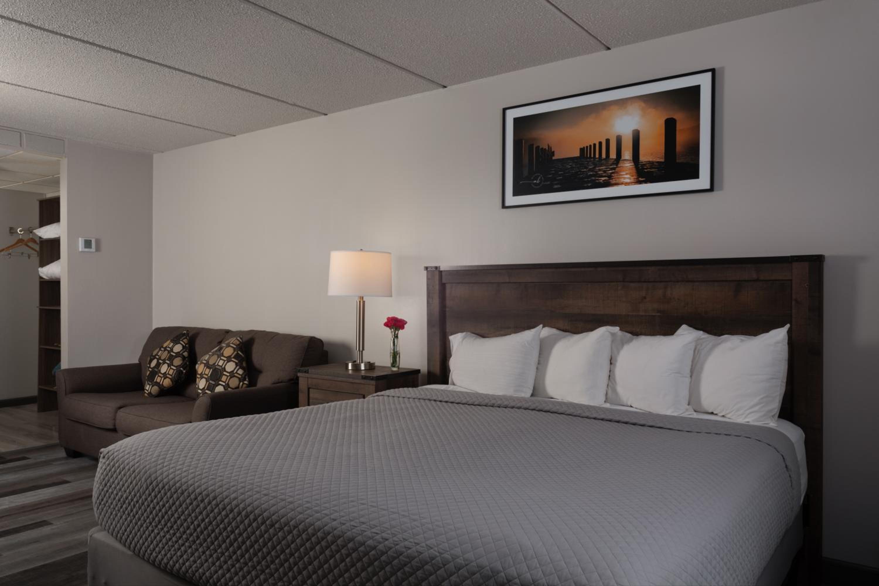 1 King Bed Lakeview - Accessible - Balcony - 5th floor photo 2